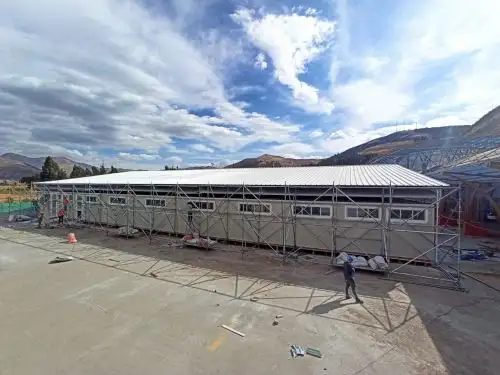 Representantes del Pronis del Ministerio de Salud verificaron avances en instalación de hospital temporal covid-19 en la ciudad de Sicuani, en Cusco.