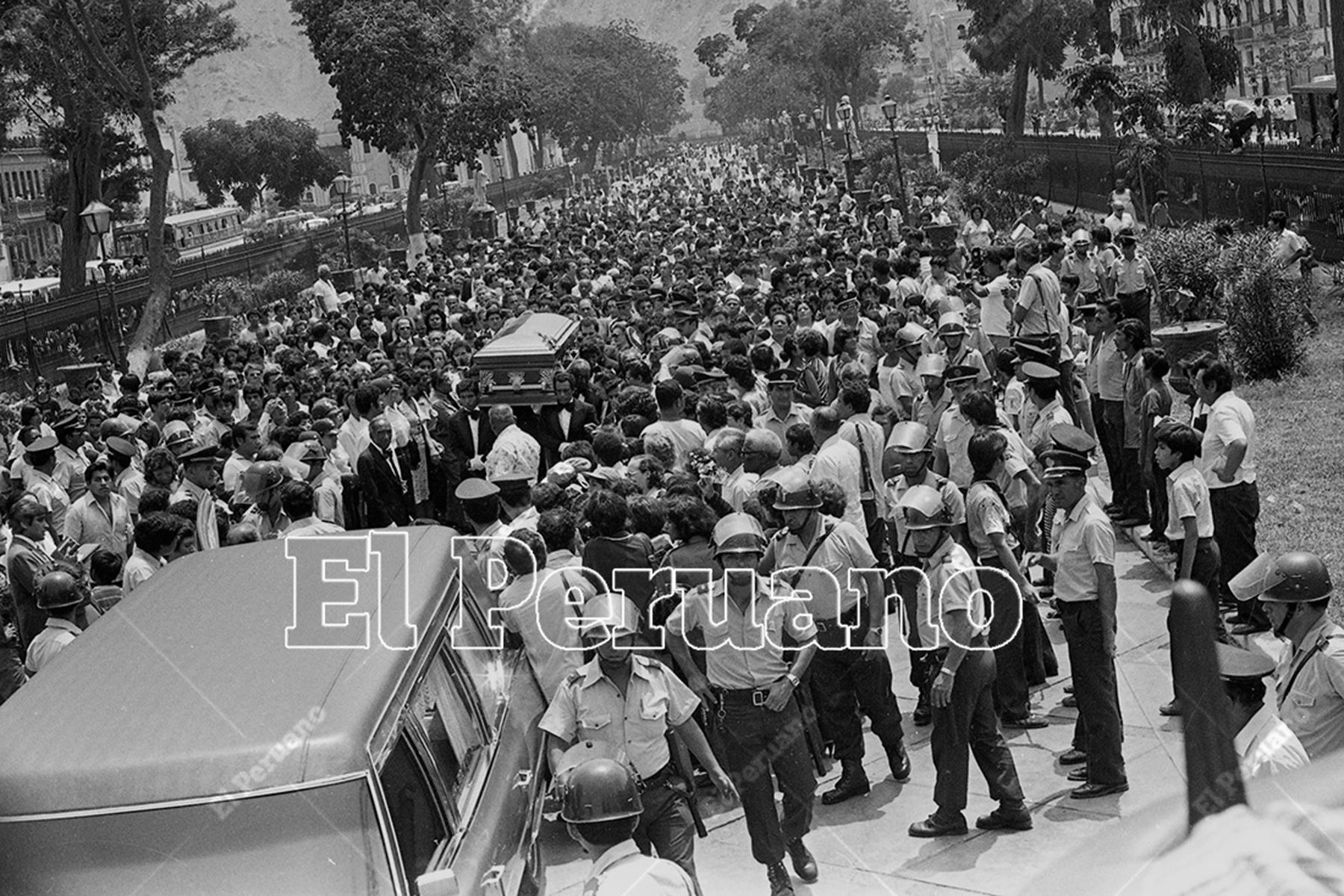Lima - 11 marzo 1983. Miles de personas acompañan los restos de la compositora criolla Chabuca Granda en la Alameda de los Descalzos. Foto: Archivo Histórico de El Peruano / Virgilio Molero