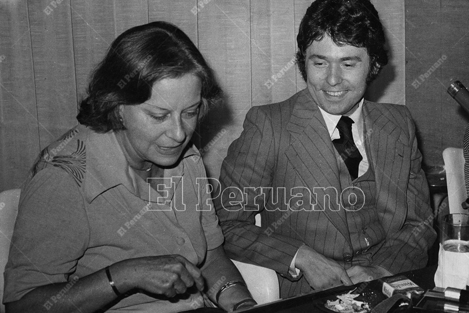 Lima - 9 abril 1977. Chabuca Granda junto al cantante español Raphael en una conferencia de prensa. Foto: Archivo Histórico de El Peruano / Alejandro Aguirre