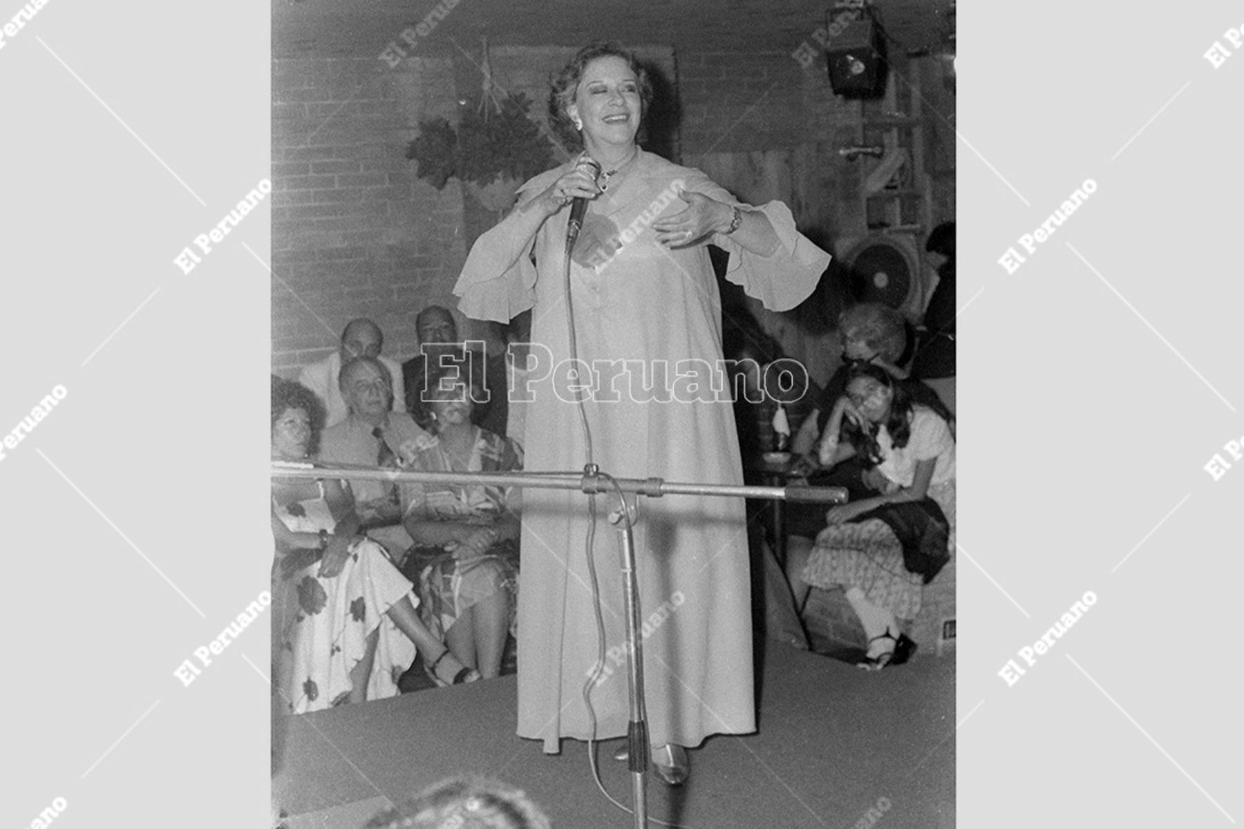 Lima - 14 diciembre 1979. Cantautora  Chabuca Granda en una peña criolla. Foto: Archivo Histórico de El Peruano / Virgilio Molero