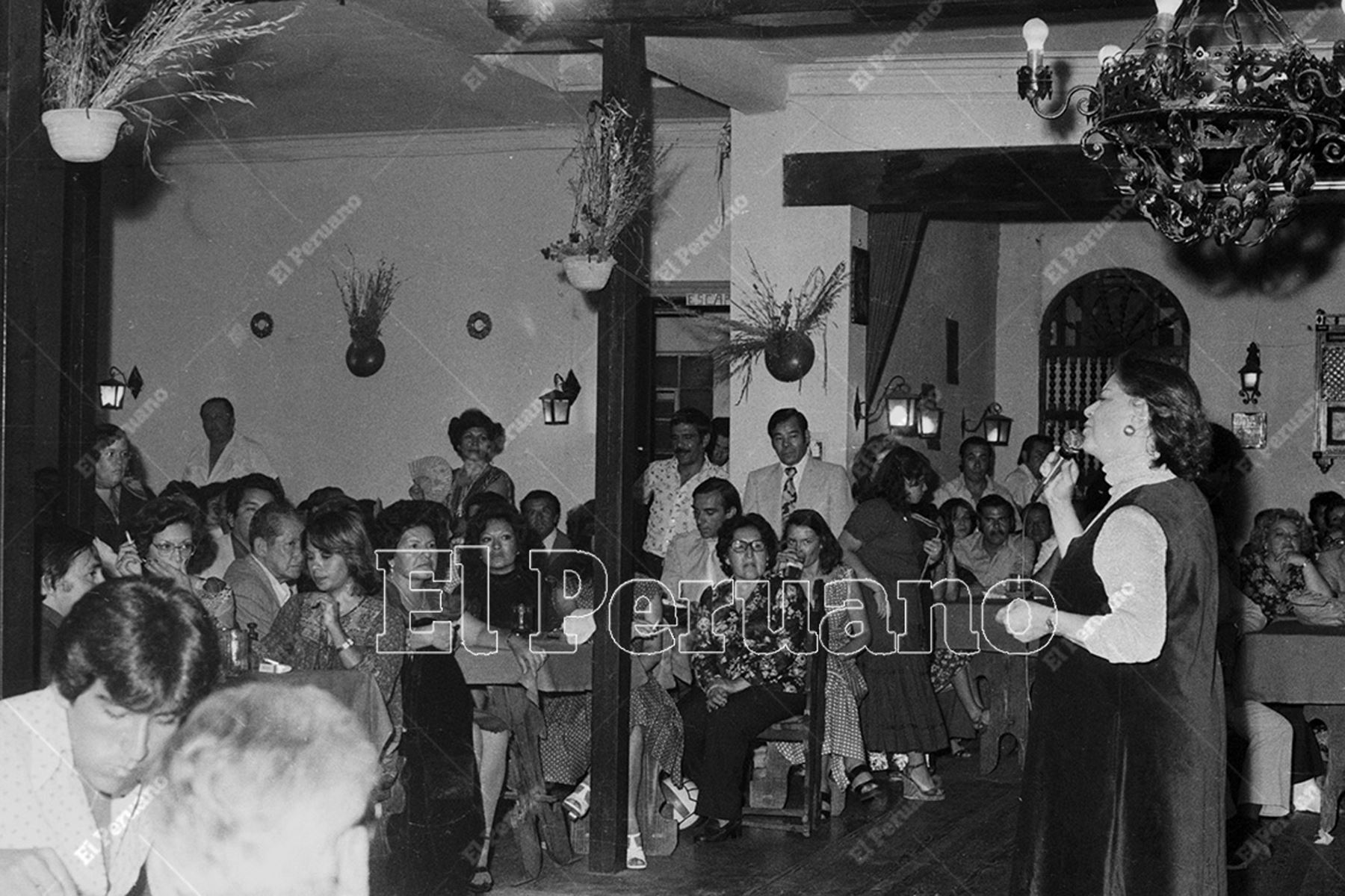 Lima - 16 abril 1979. Chabuca Granda en el festival a beneficio de Pastor Zuzunaga en la Peña Ugarte. Foto: Archivo Histórico de El Peruano / Bernabé Wong