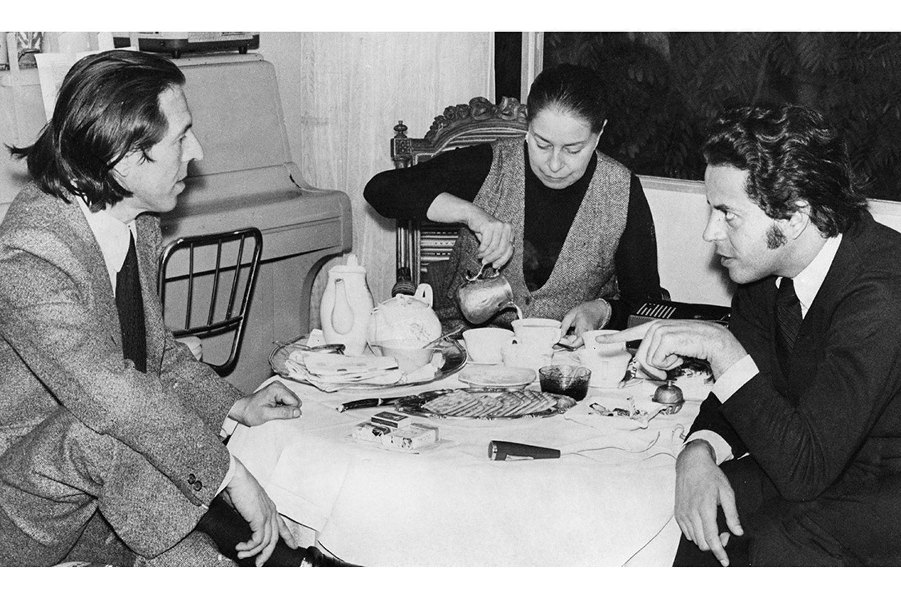 Lima - 16 enero 1971. La compositora Chabuca Granda, el narrador Julio Ramón Ribeyro y el poeta César Calvo. Foto: Archivo Familiar