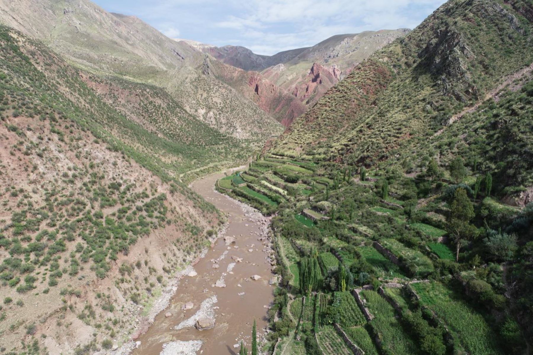 Más de 3,000 agricultores de Arequipa y Moquegua se beneficiarán con futura represa Yanapujio cuya construcción fue anunciada por el Ministerio de Agricultura y Riego.