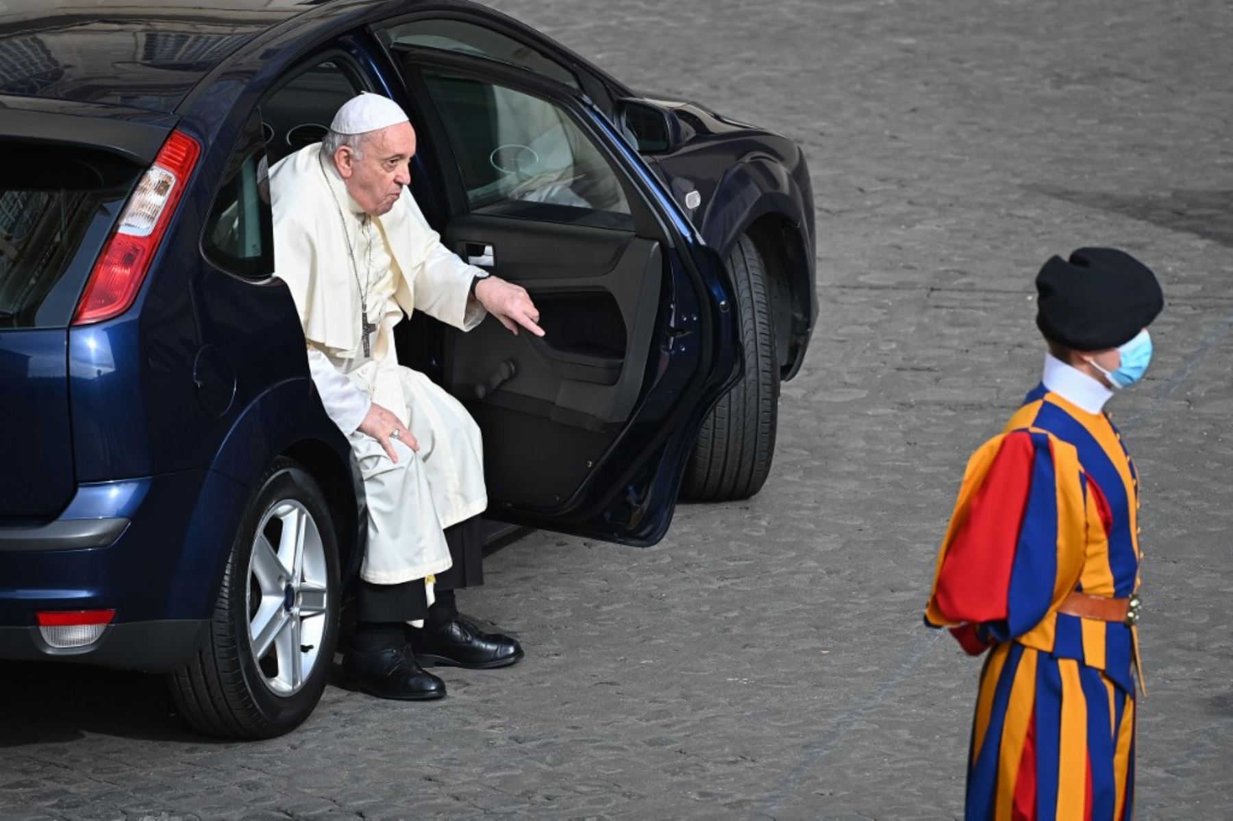 El Papa Francisco sale de su automóvil cuando llega al patio de San Damaso en el Vaticano para una audiencia pública limitada el durante la infección por el Covid-19. Foto.AFP