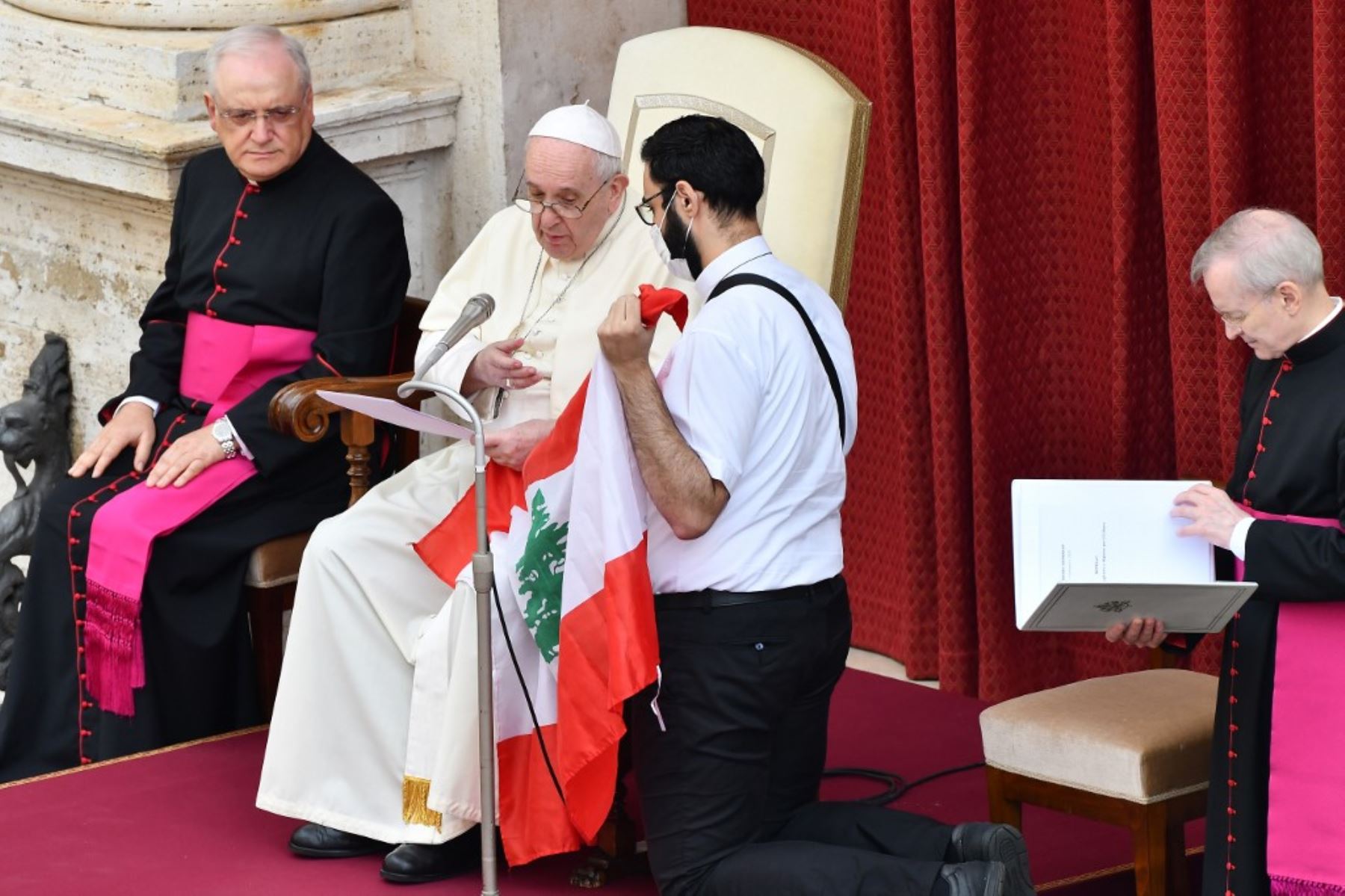 Sosteniendo la bandera del Líbano un fiel saluda al Papa Francisco, durante la audiencia pública limitada en el Vaticano. Foto:AFP