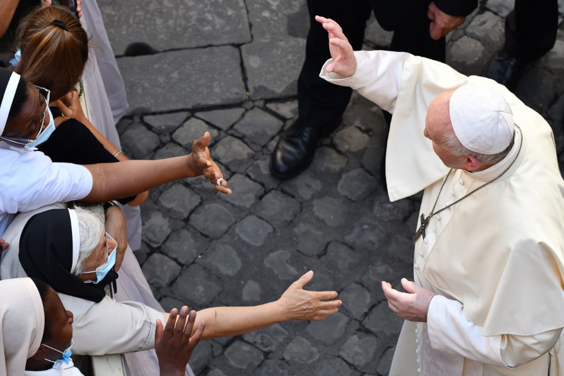 El Papa Francisco saluda a los asistentes en el patio de San Dámaso en el Vaticano el 2 de septiembre de 2020 durante la infección Covid-19. Foto:AFP