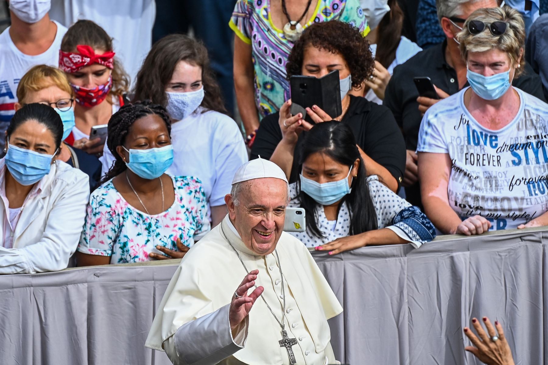 El Papa Francisco saluda a los asistentes cuando llega al patio de San Dámaso en el Vaticano para realizar una audiencia pública limitada en medio de la infección por covid-19. Foto: AFP