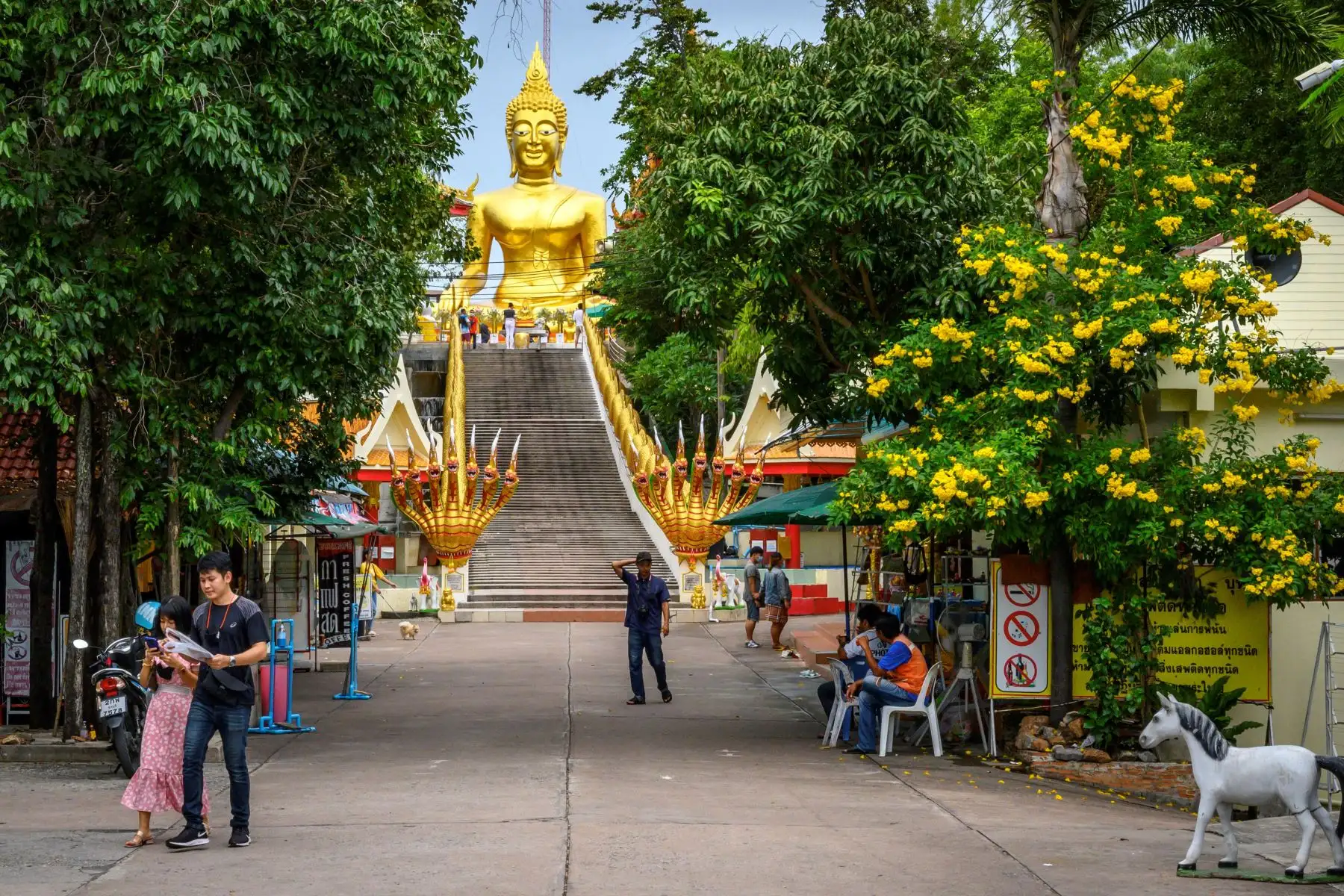 La gente visita la estatua de Buda de 18 metros de altura en el templo Wat Phra Yai en Pattaya.
Foto: AFP