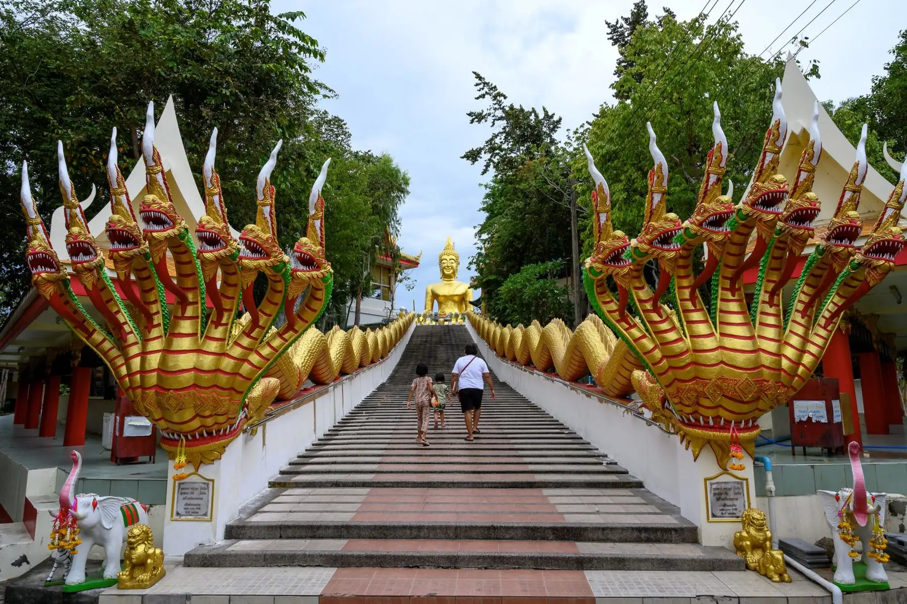 Los visitantes suben las escaleras que conducen a la estatua del Gran Buda en el templo Wat Phra Yai en Pattaya.
Foto: AFP