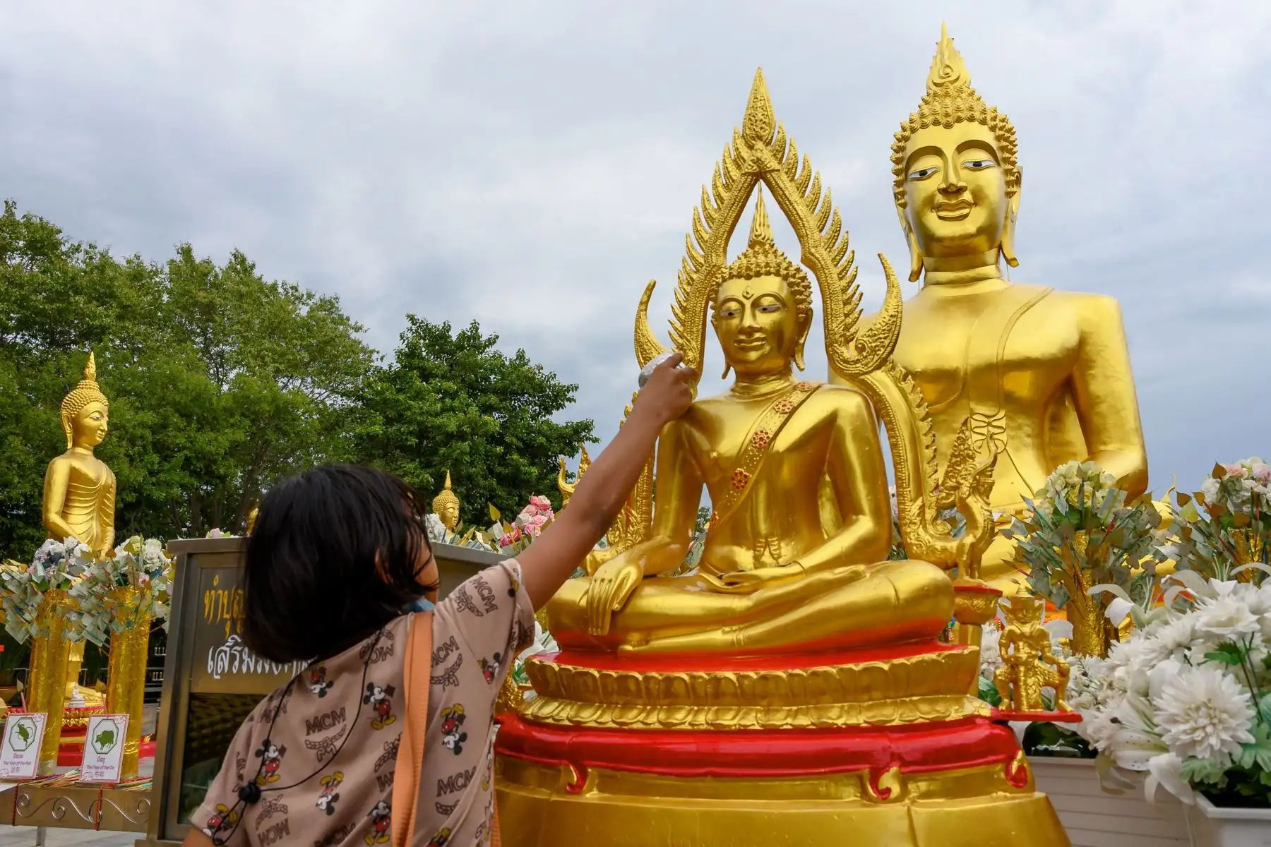 Un niño vierte agua sobre una estatua de Buda en el templo Wat Phra Yai en Pattaya.
Foto: AFP