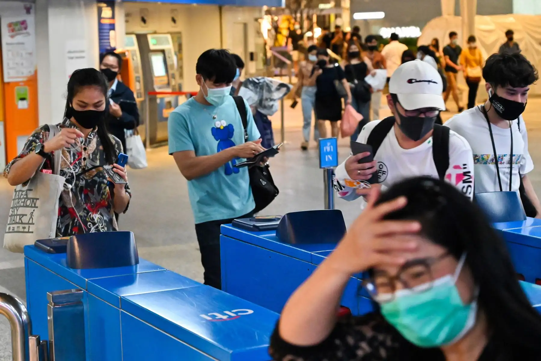 Las personas que usan máscaras faciales en medio de las preocupaciones por la propagación del nuevo coronavirus ingresan a una estación de trenes de cercanías en Bangkok.
Foto: AFP
