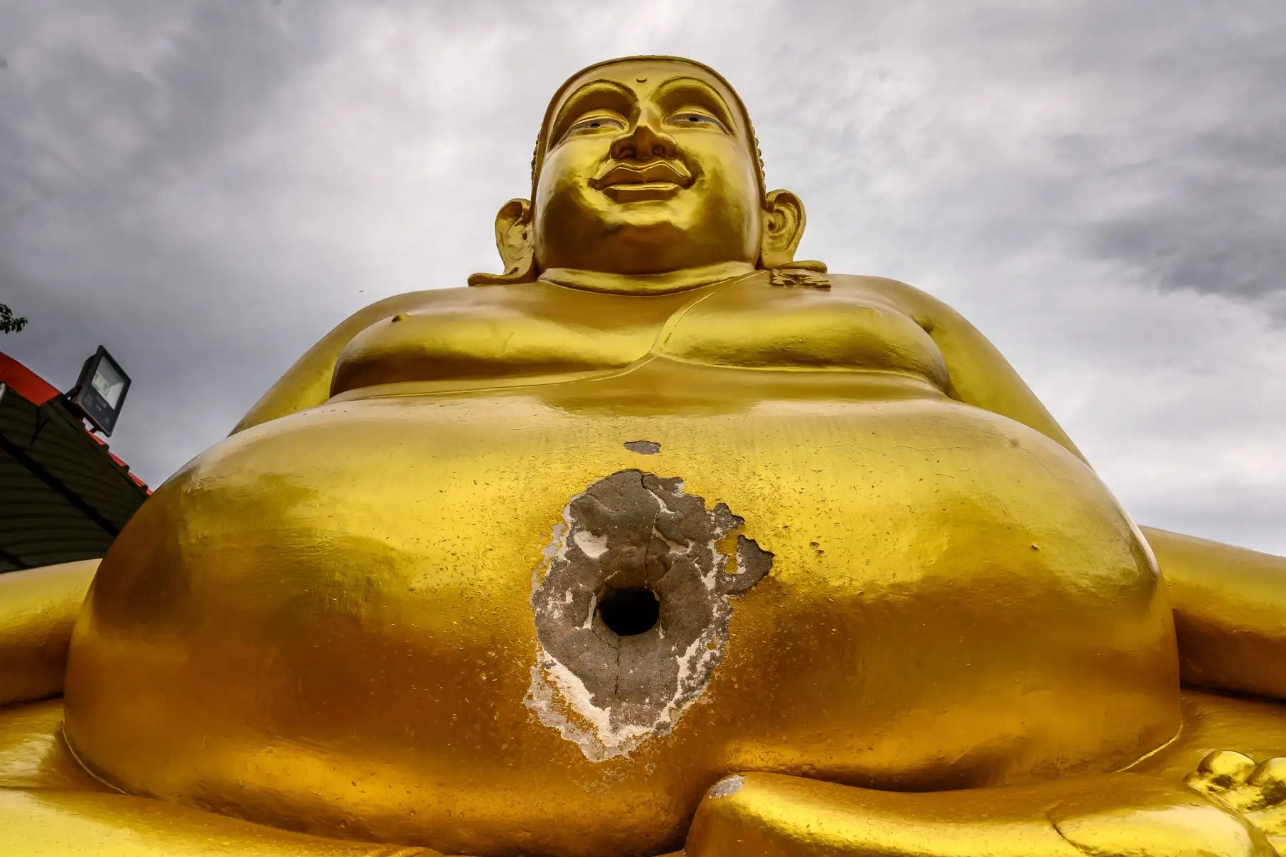 Una estatua de Buda con un agujero para monedas en su ombligo se ve en el templo Wat Phra Yai en Pattaya.
Foto: AFP