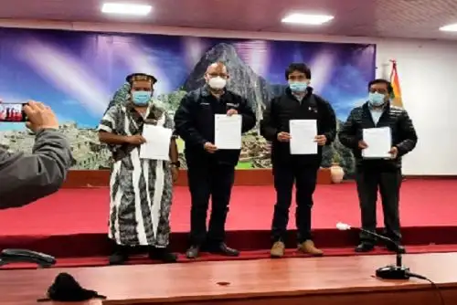 Se organizó una reunión técnica de coordinación en la que participaron el gobernador del Cusco, Jean Paul Benavente; el alcalde de Megantoni, Daniel Ríos; y el director regional de Salud, Juan Spelucin, así como profesionales técnicos de la región.