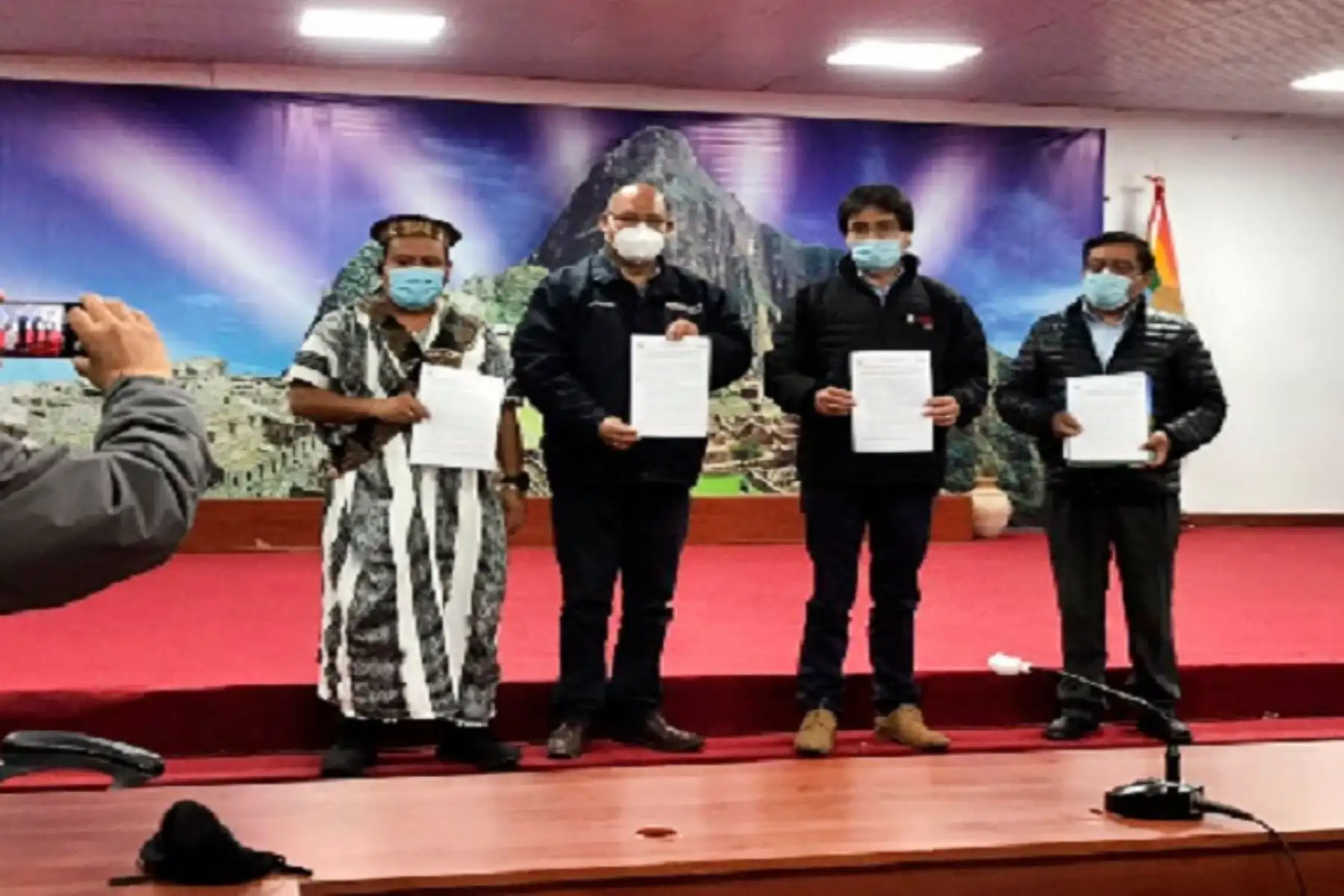 Se organizó una reunión técnica de coordinación en la que participaron el gobernador del Cusco, Jean Paul Benavente; el alcalde de Megantoni, Daniel Ríos; y el director regional de Salud, Juan Spelucin, así como profesionales técnicos de la región.