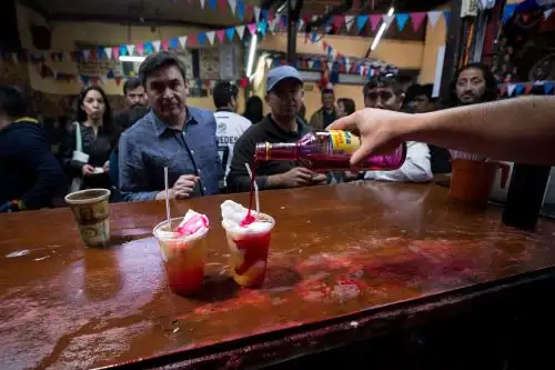 Pese a la apertura de las restricciones en algunas zonas del país, Chile mantiene el estado de excepción por catástrofe y el toque de queda nocturno. En la imagen un registro del bar La Piojera, donde se adjudican la creación del famoso cóctel Terremoto, en Santiago de Chile. Foto: EFE