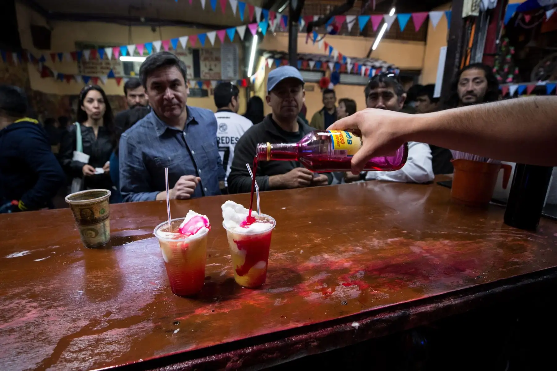 Pese a la apertura de las restricciones en algunas zonas del país, Chile mantiene el estado de excepción por catástrofe y el toque de queda nocturno. En la imagen un registro del bar La Piojera, donde se adjudican la creación del famoso cóctel Terremoto, en Santiago de Chile. Foto: EFE