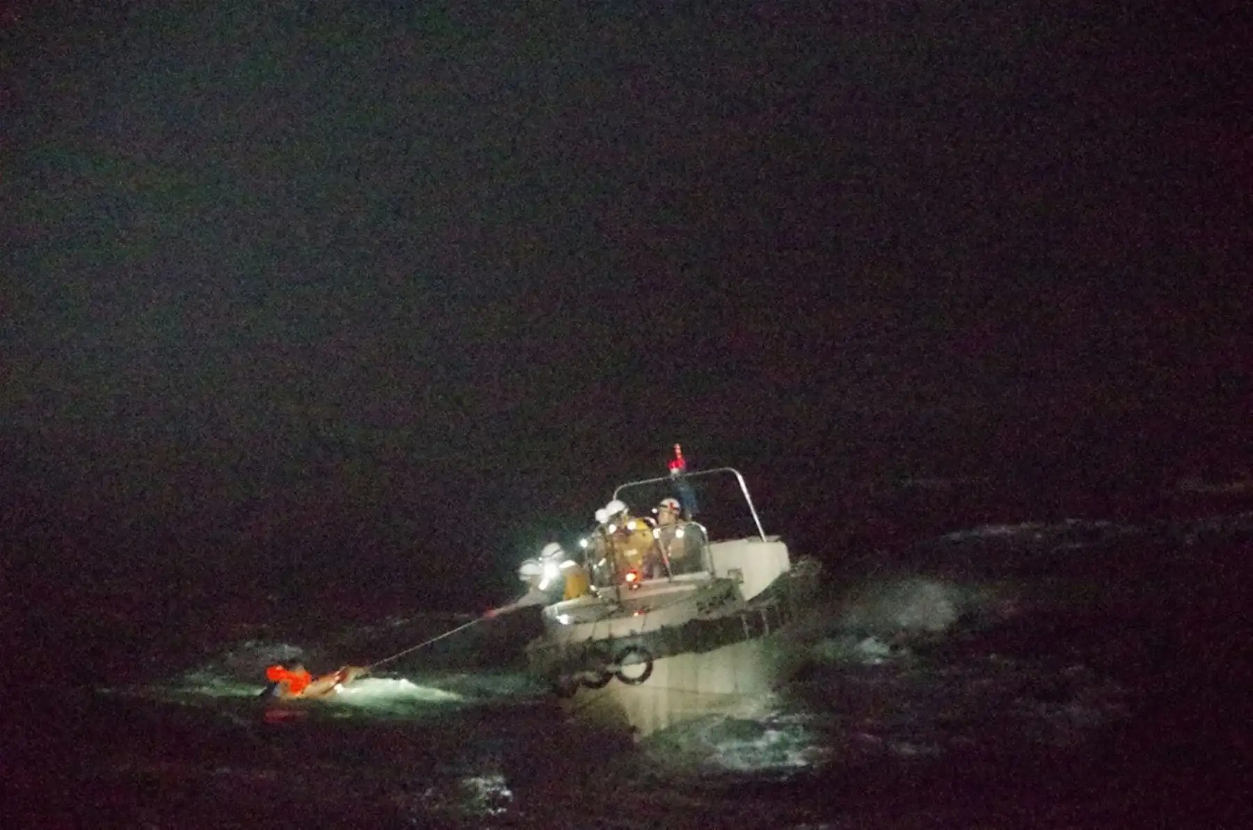 La guardia costera de Japón dijo, que  realiza la  búsqueda de un barco de carga, con 43 personas a bordo después de recibir una llamada de socorro desde el Mar Oriental de China durante un tifón.Foto:AFP
