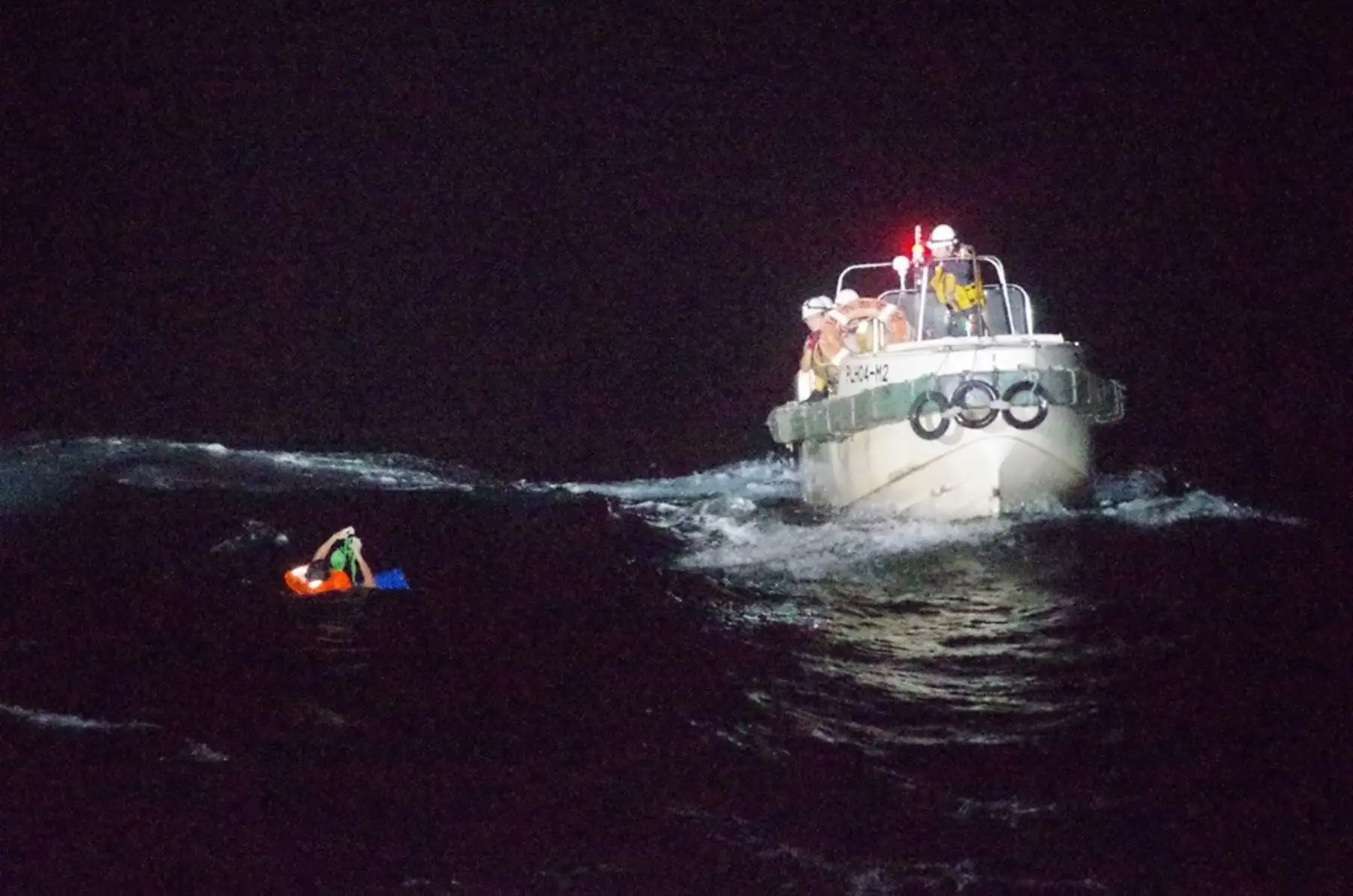 La guardia costera de Japón dijo, que  realiza la  búsqueda de un barco de carga, con 43 personas a bordo después de recibir una llamada de socorro desde el Mar Oriental de China durante un tifón.Foto:AFP