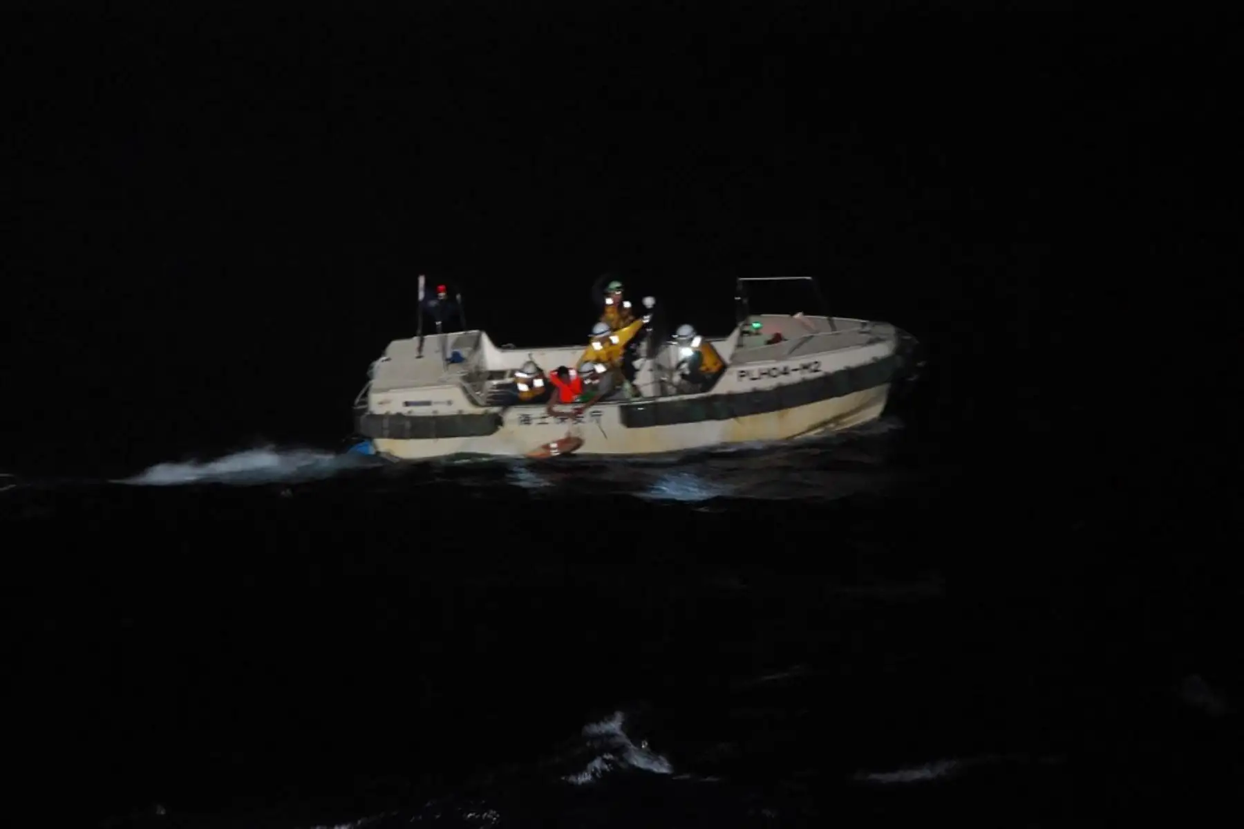 La guardia costera de Japón dijo, que  realiza la  búsqueda de un barco de carga, con 43 personas a bordo después de recibir una llamada de socorro desde el Mar Oriental de China durante un tifón.Foto:AFP