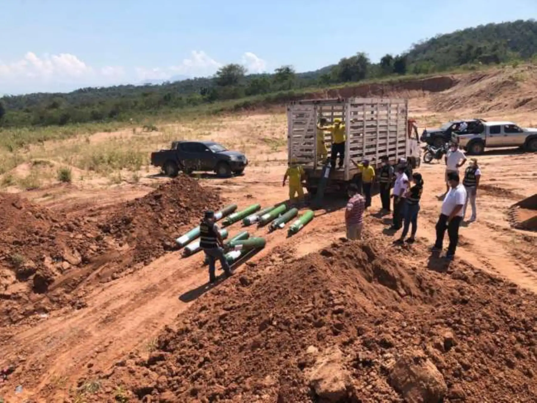 Autoridades de San Martín destruyen 15 balones de oxígeno incautados en Tarapato a comerciantes inescrupulosos que vendían el cilindro a precios exorbitantes.