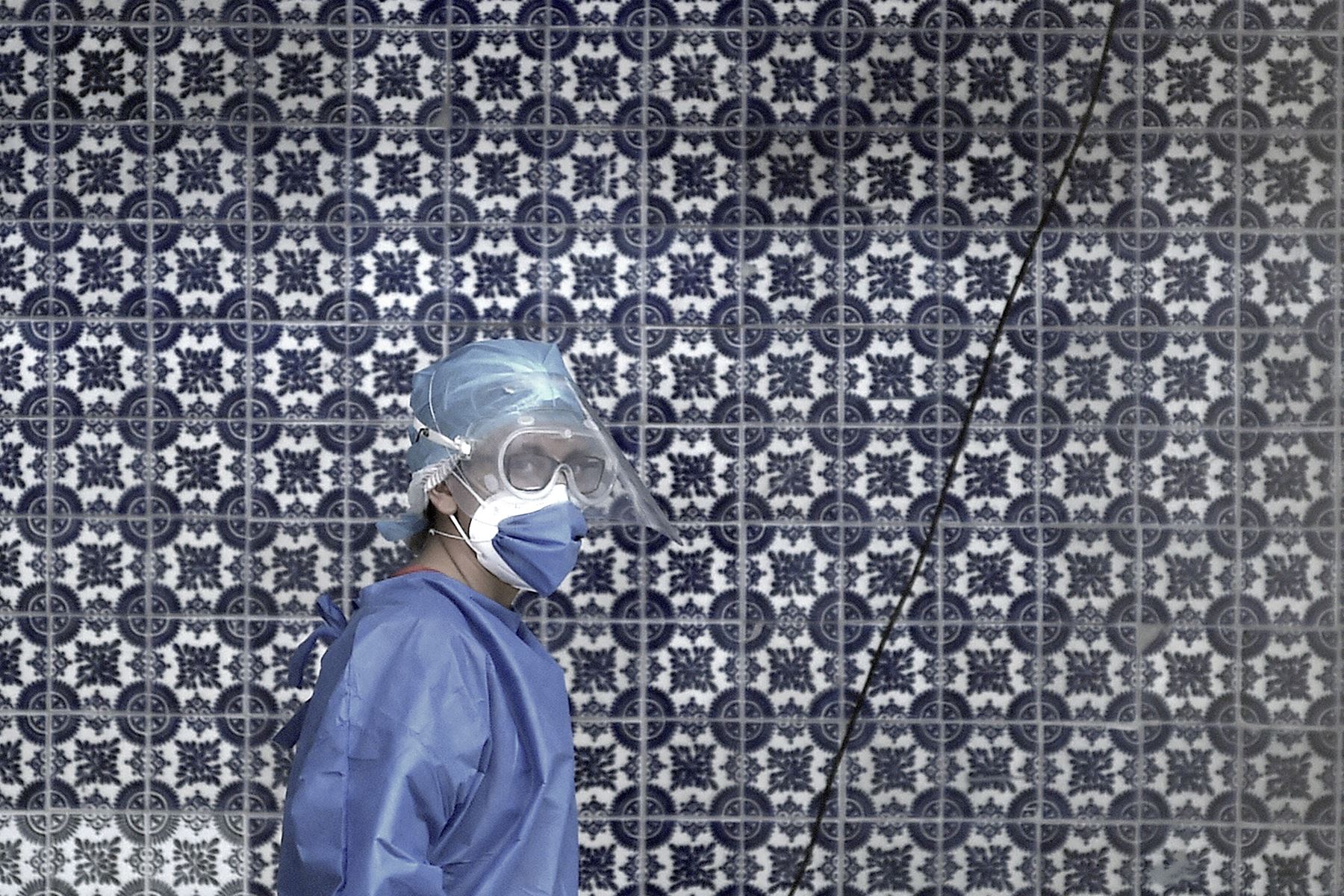 Un trabajador de salud usa mascarilla, escudo y gafas protectoras en el área de triaje covid-19 del Hospital General de la Ciudad de México. Foto: AFP
