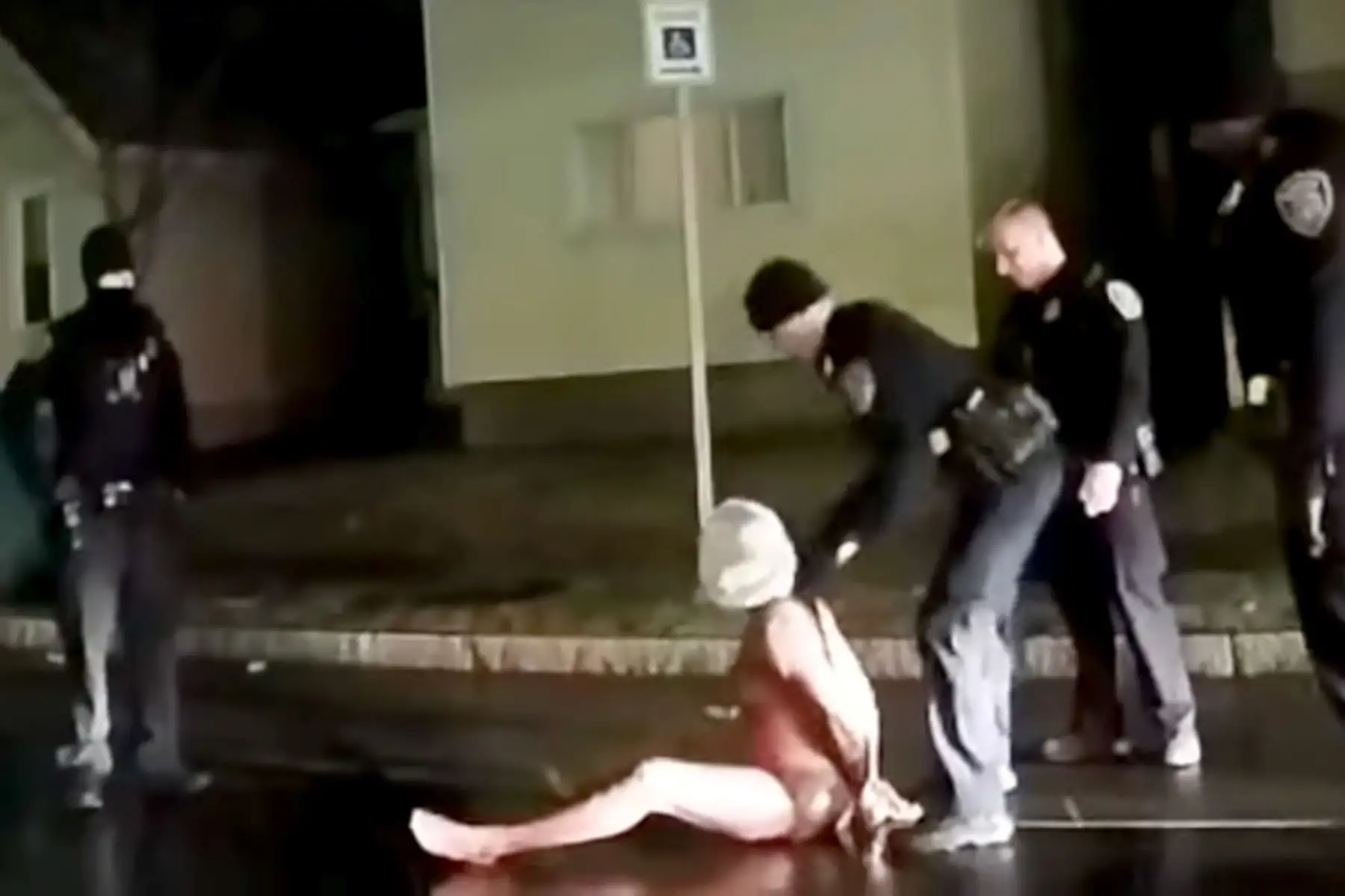 Prude murió el 30 de marzo, una semana después de ser detenido, cuando se le retiró el soporte vital que se le había aplicado después de llegar maltrecho al hospital. Foto: Captura de video
