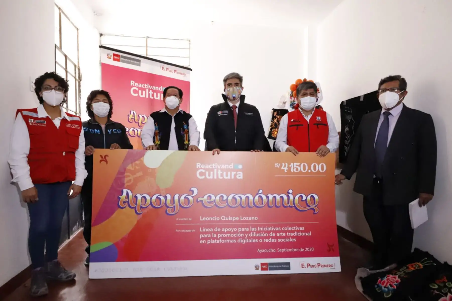 El ministro de Cultura, Alejandro Neyra, viajó a la región surandina de Ayacucho para entregar los primeros apoyos económicos no reembolsables. Foto: Ministerio de Cultura