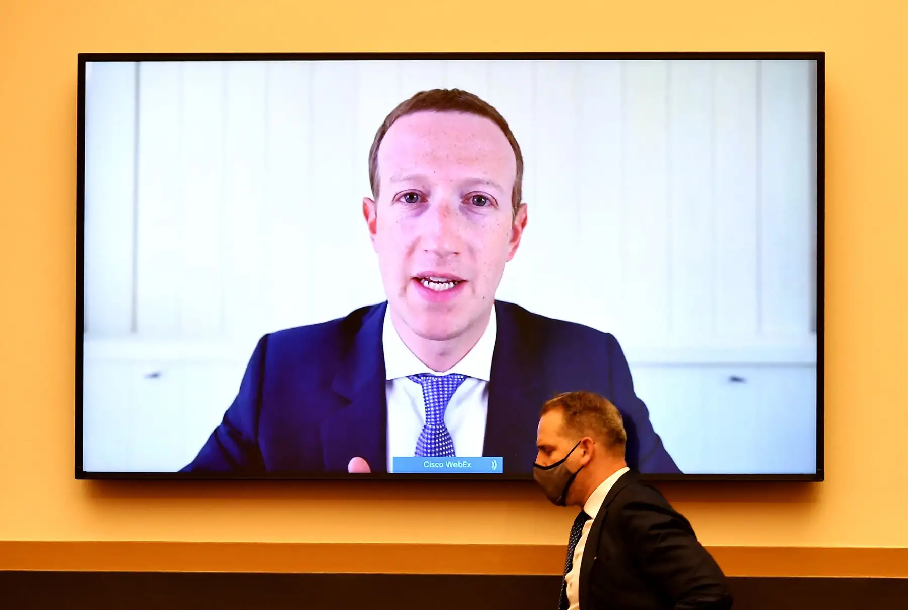 "Estoy inquieto por los posibles retos que afrontará la gente al votar", escribió el director ejecutivo de la compañía, Mark Zuckerberg, en una publicación en la red social.