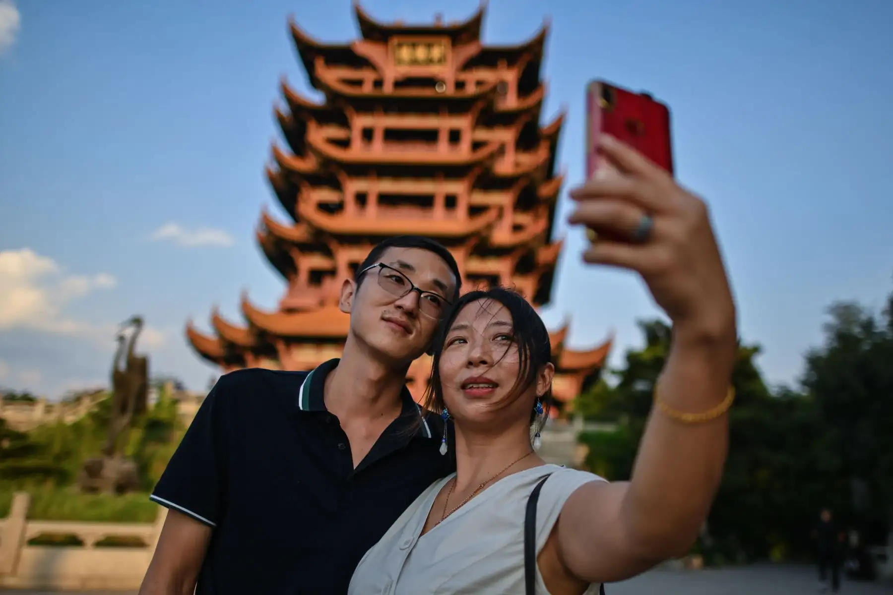 Turistas se toman una selfie en la Torre de la Grulla Amarilla en Wuhan, provincia central de Hubei en China.
Foto: AFP