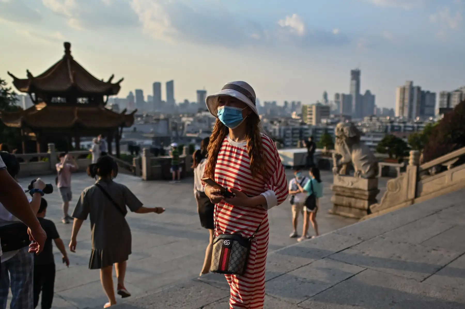 Turistas con máscaras faciales visitan la Torre de la Grulla Amarilla en Wuhan, provincia central de Hubei en China.
Foto: AFP