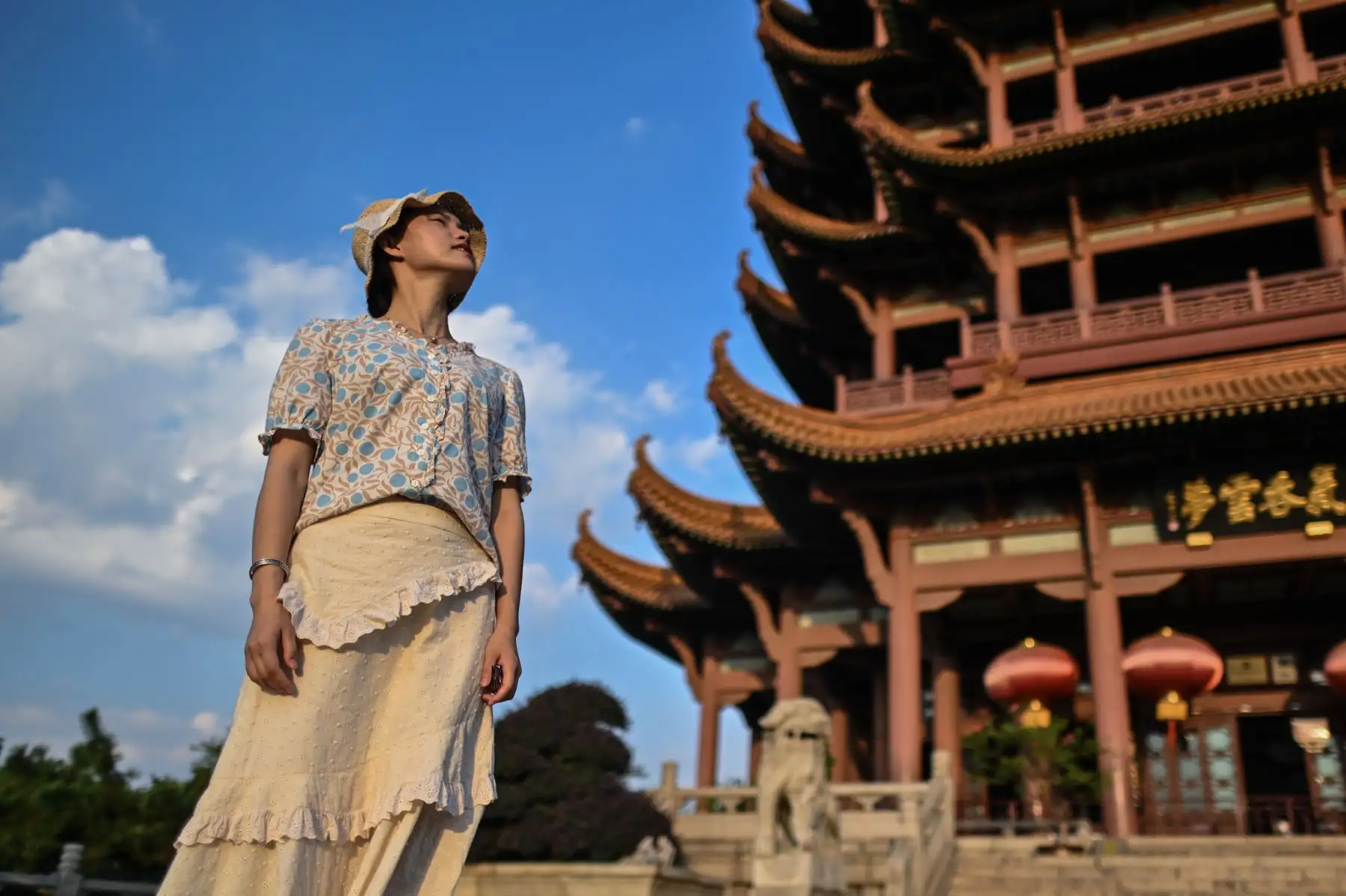Turistas con máscaras faciales visitan la Torre de la Grulla Amarilla en Wuhan, provincia central de Hubei en China.
Foto: AFP