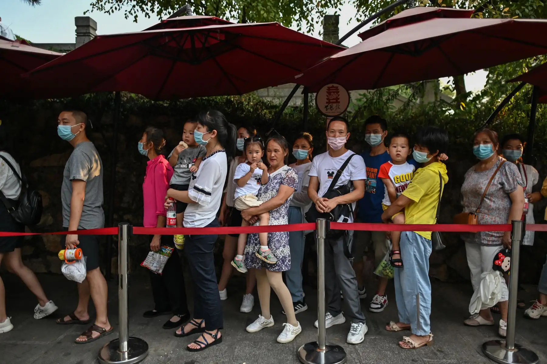 Personas que usan mascarillas visitan la Torre de la Grulla Amarilla en Wuhan, provincia central de Hubei en China.
Foto: AFP
