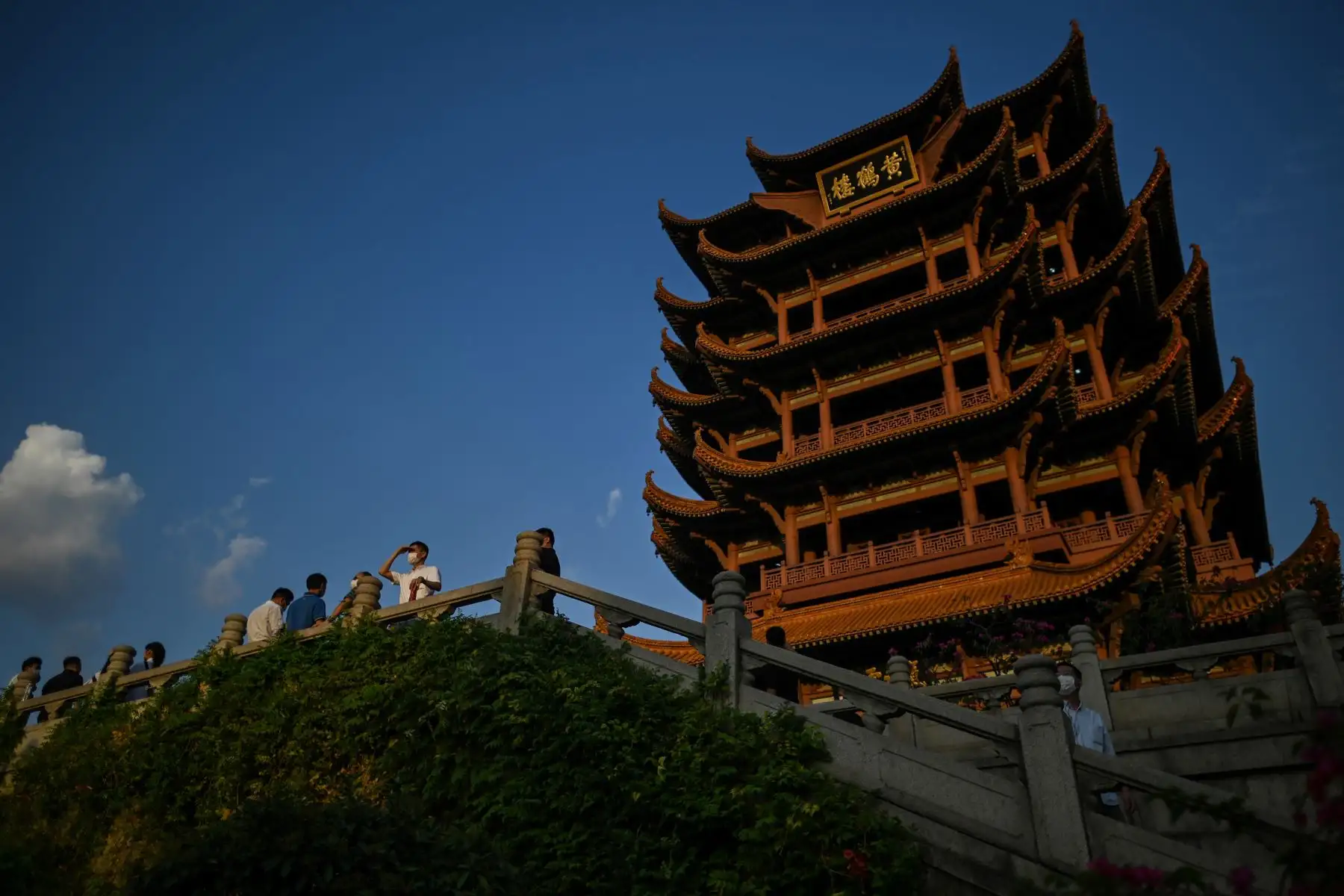 Los turistas visitan la Torre de la Grulla Amarilla en Wuhan, provincia de Hubei central de China.
Foto: AFP