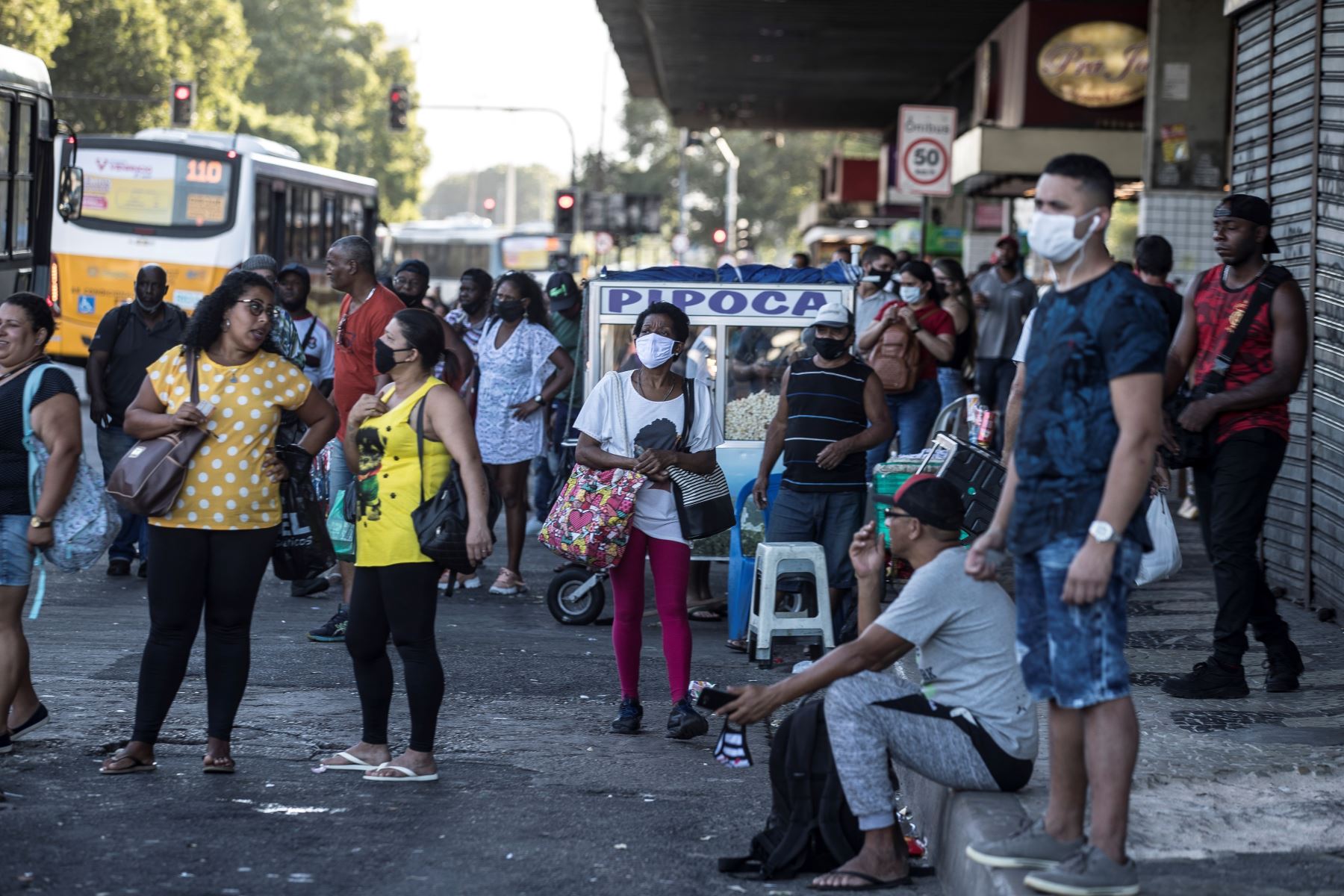 Personas con mascarillas para prevenir la propagación del coronavirus esperan un autobús en Río de Janeiro.
Foto: EFE