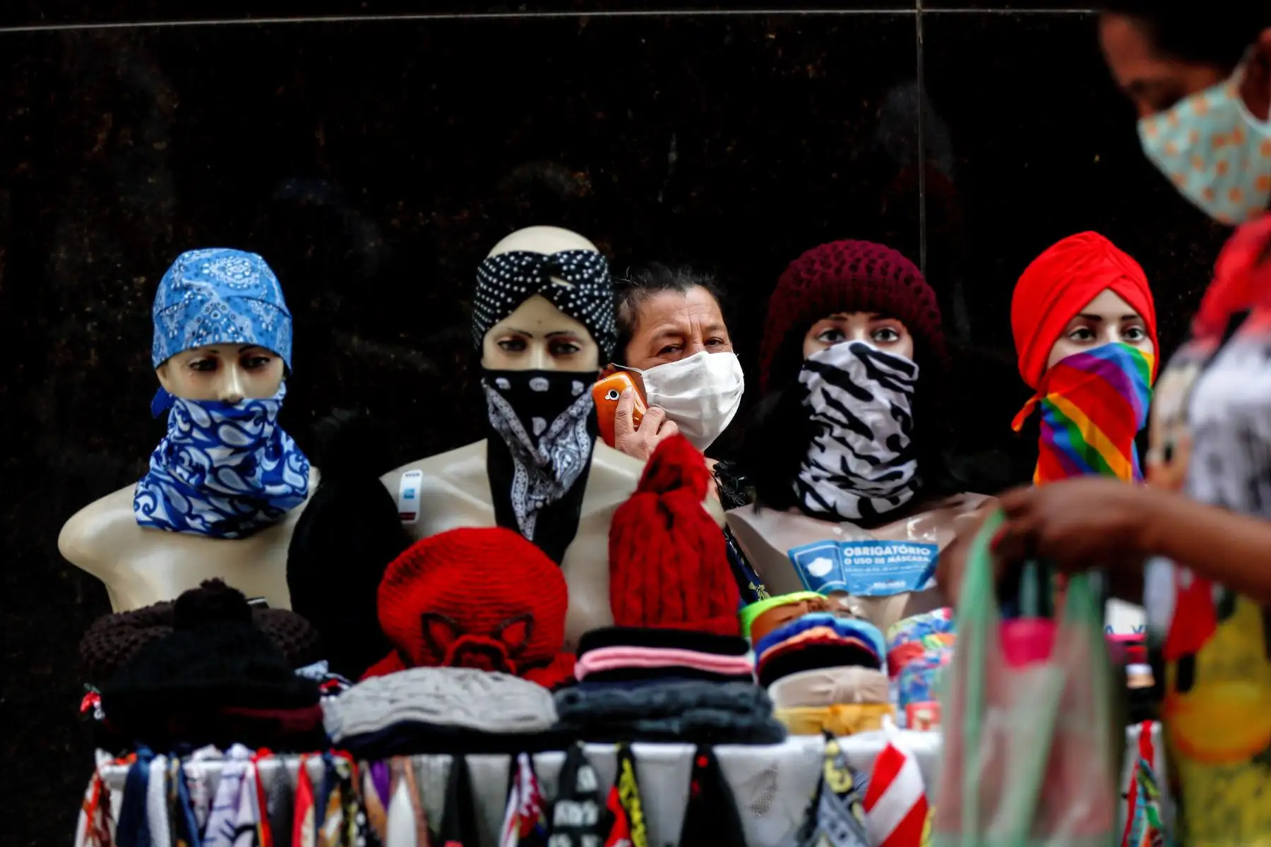 Una comerciante vende tapabocas hoy en el centro de la ciudad de Sao Paulo (Brasil). 
Foto: EFE