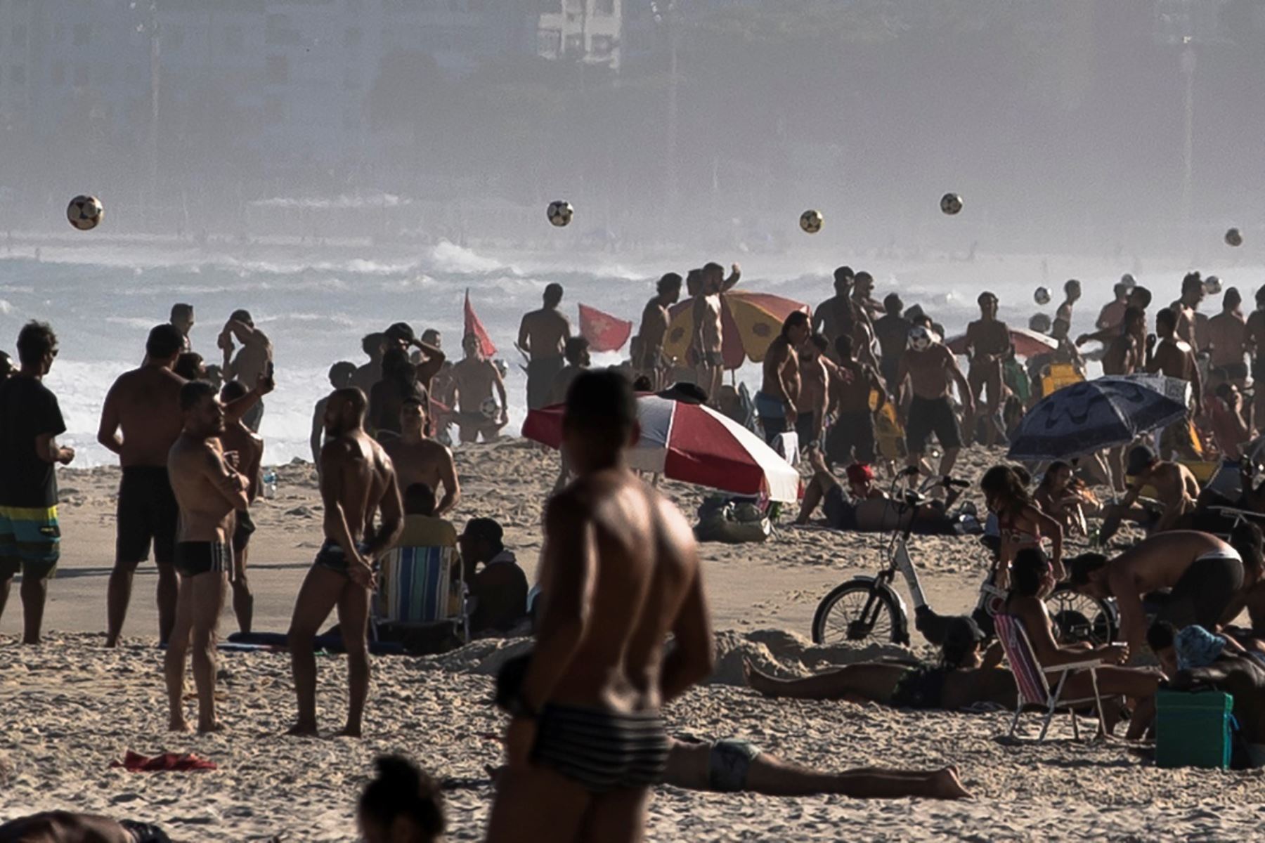 Bañistas toman el sol sin mantener distancia social para evitar la propagación del coronavirus , en la playa de Leme en Río de Janeiro.
Foto: AFP