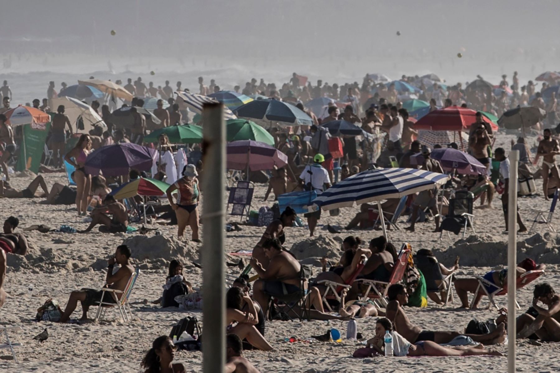 Bañistas toman el sol sin mantener distancia social para evitar la propagación del coronavirus  en la playa de Leme en Río de Janeiro.
Foto: EFE