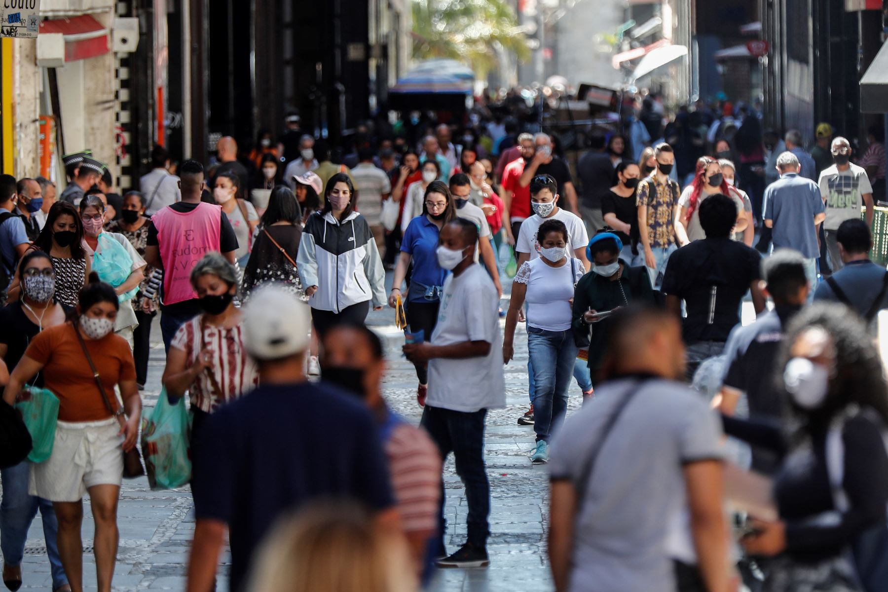 Personas caminan hoy en el centro de la ciudad de Sao Paulo.
Foto: AFP