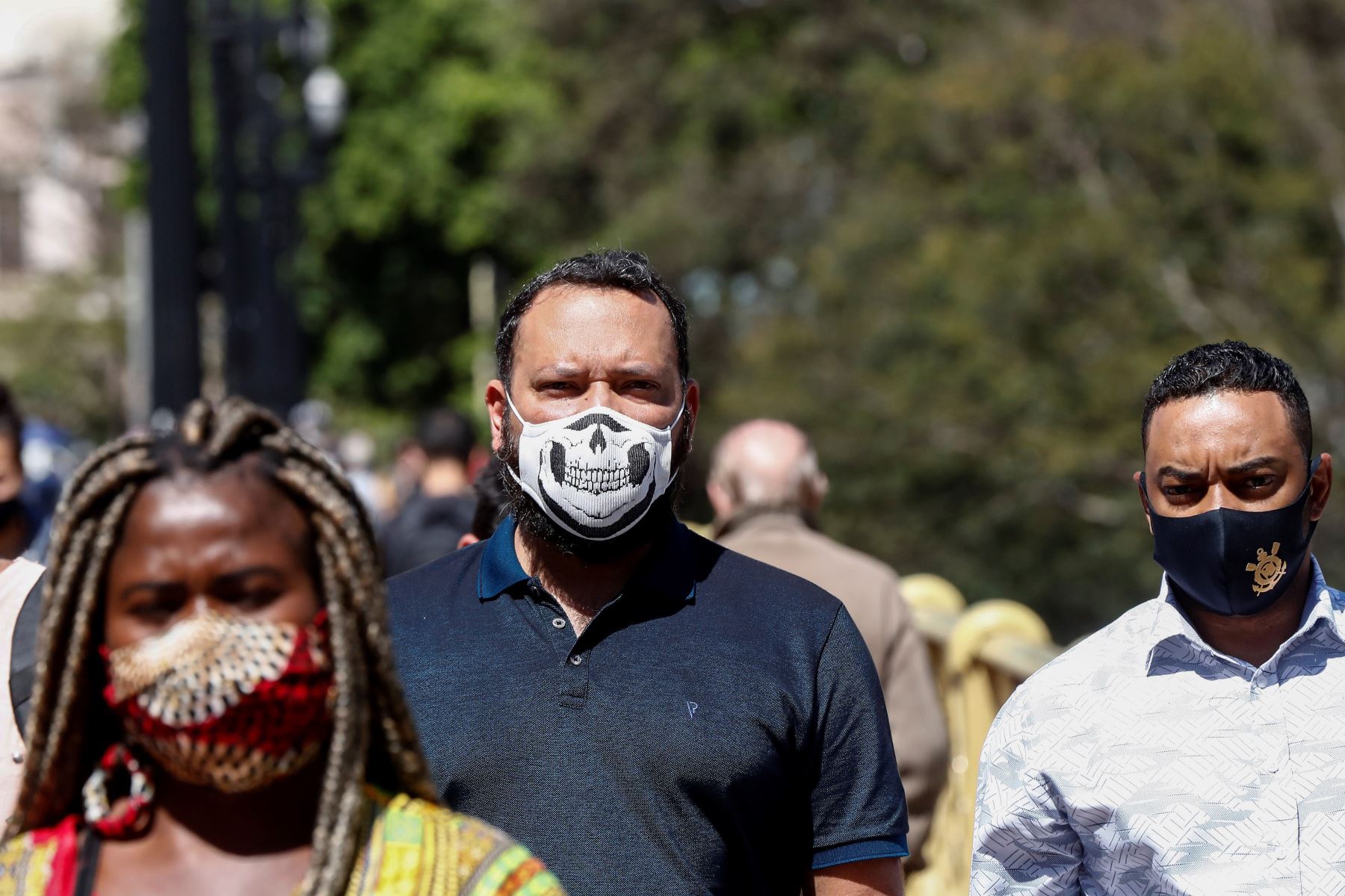Personas caminan hoy en el centro de la ciudad de Sao Paulo (Brasil). Brasil registró 1.184 nuevas muertes por coronavirus el día de ayer y el total de fallecidos llegó a 123.780, en tanto que el número de contagiados roza ya los cuatro millones. 
Foto: EFE