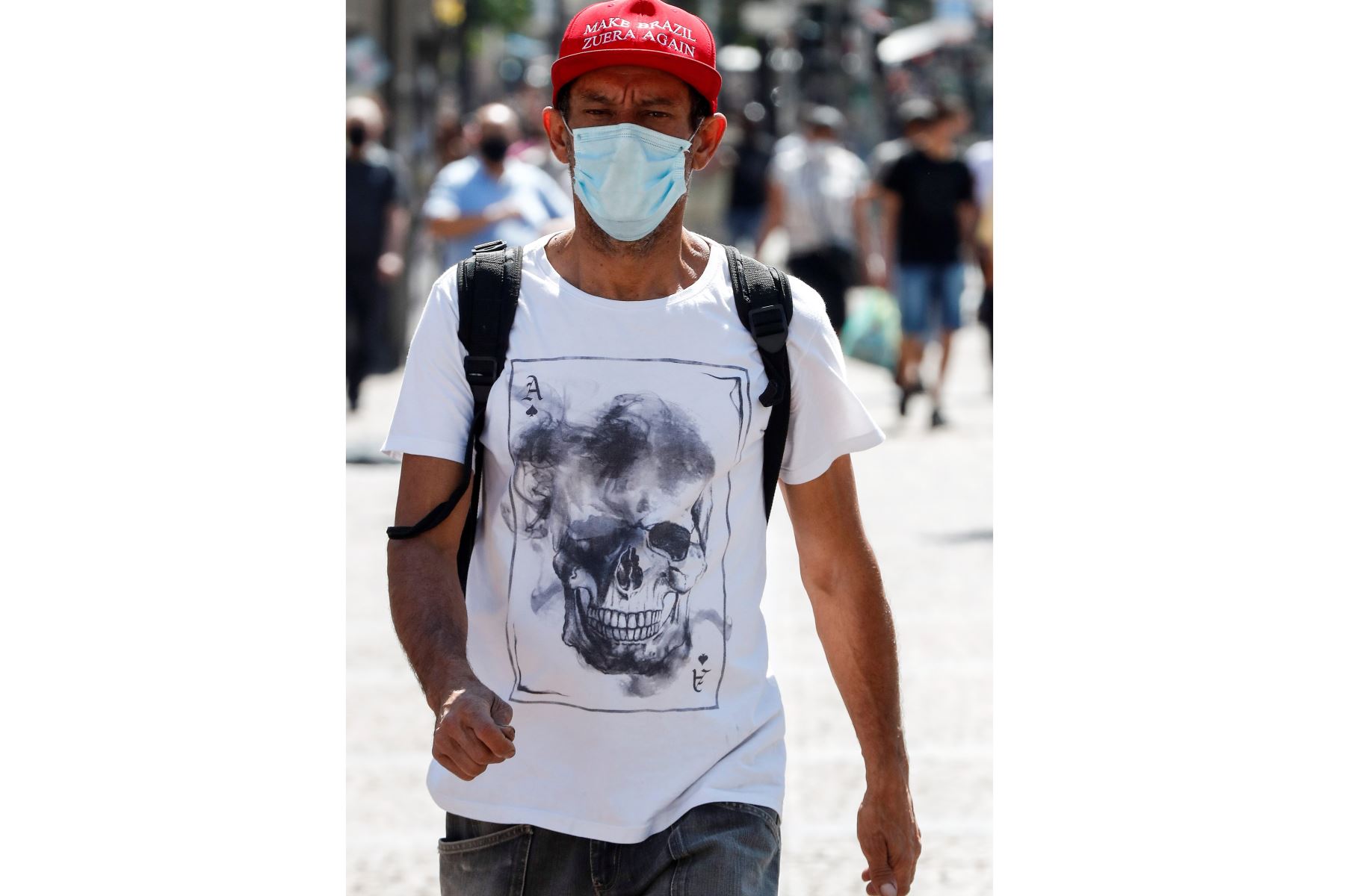 Un hombre con tapabocas camina hoy en el centro de la ciudad de Sao Paulo . Brasil registró 1.184 nuevas muertes por coronavirus el día de ayer y el total de fallecidos llegó a 123.780.
Foto: EFE