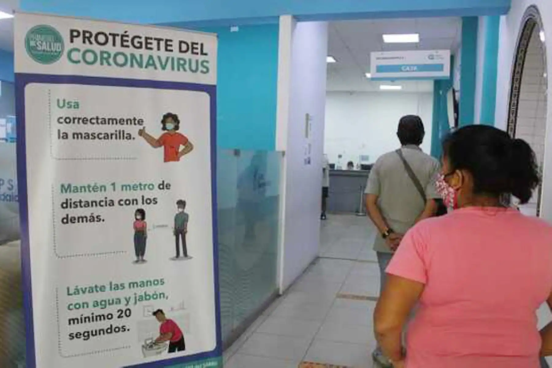 Pobladores de Iquitos (Loreto) recibieron material informativo sobre la prevención del covid-19 y el dengue. Foto: ANDINA/Difusión