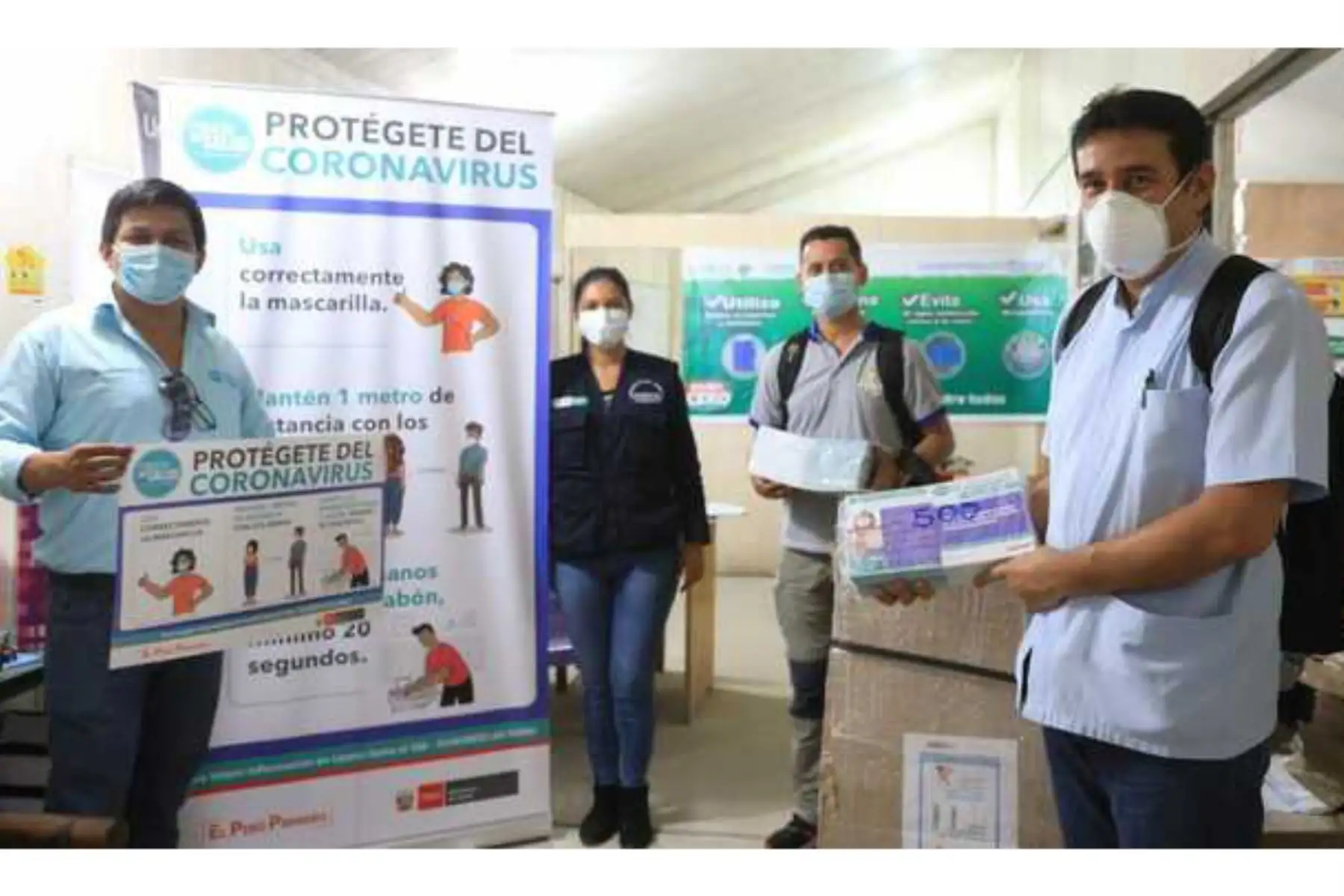 Pobladores de Iquitos (Loreto) recibieron material informativo sobre la prevención del covid-19 y el dengue. Foto: ANDINA/Difusión