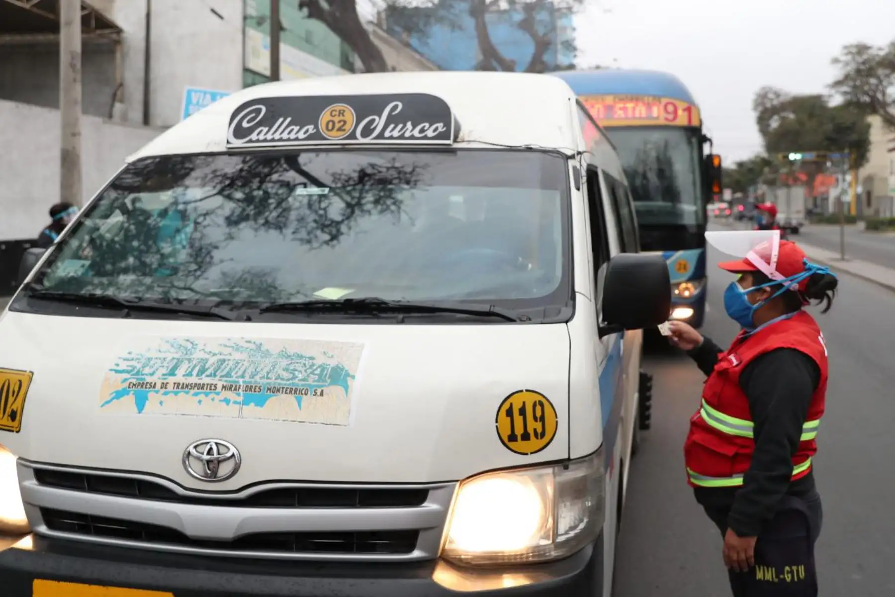 Equipo de fiscalizadores de la ATU ejecuta acciones de control al transporte urbano en el distrito de Miraflores, para fomentar el respeto a las normas de tránsito como parte de la Semana de la Educación Vial. Foto: ATU