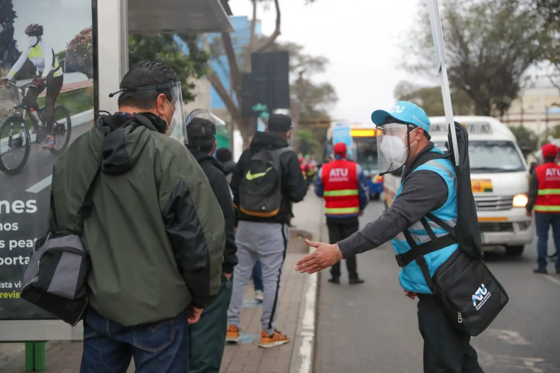 Equipo de fiscalizadores de la ATU ejecuta acciones de control al transporte urbano en el distrito de Miraflores, para fomentar el respeto a las normas de tránsito como parte de la Semana de la Educación Vial. Foto: ATU