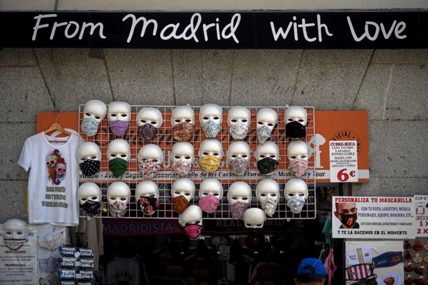 Las máscaras faciales se exhiben en una tienda en el centro de Madrid. Foto: AFP