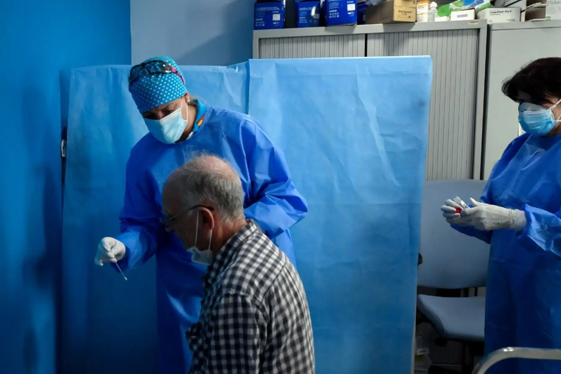 Un trabajador de la salud utiliza un hisopo para recolectar una muestra en un centro de pruebas temporal para el nuevo coronavirus en Madrid. Foto: AFP