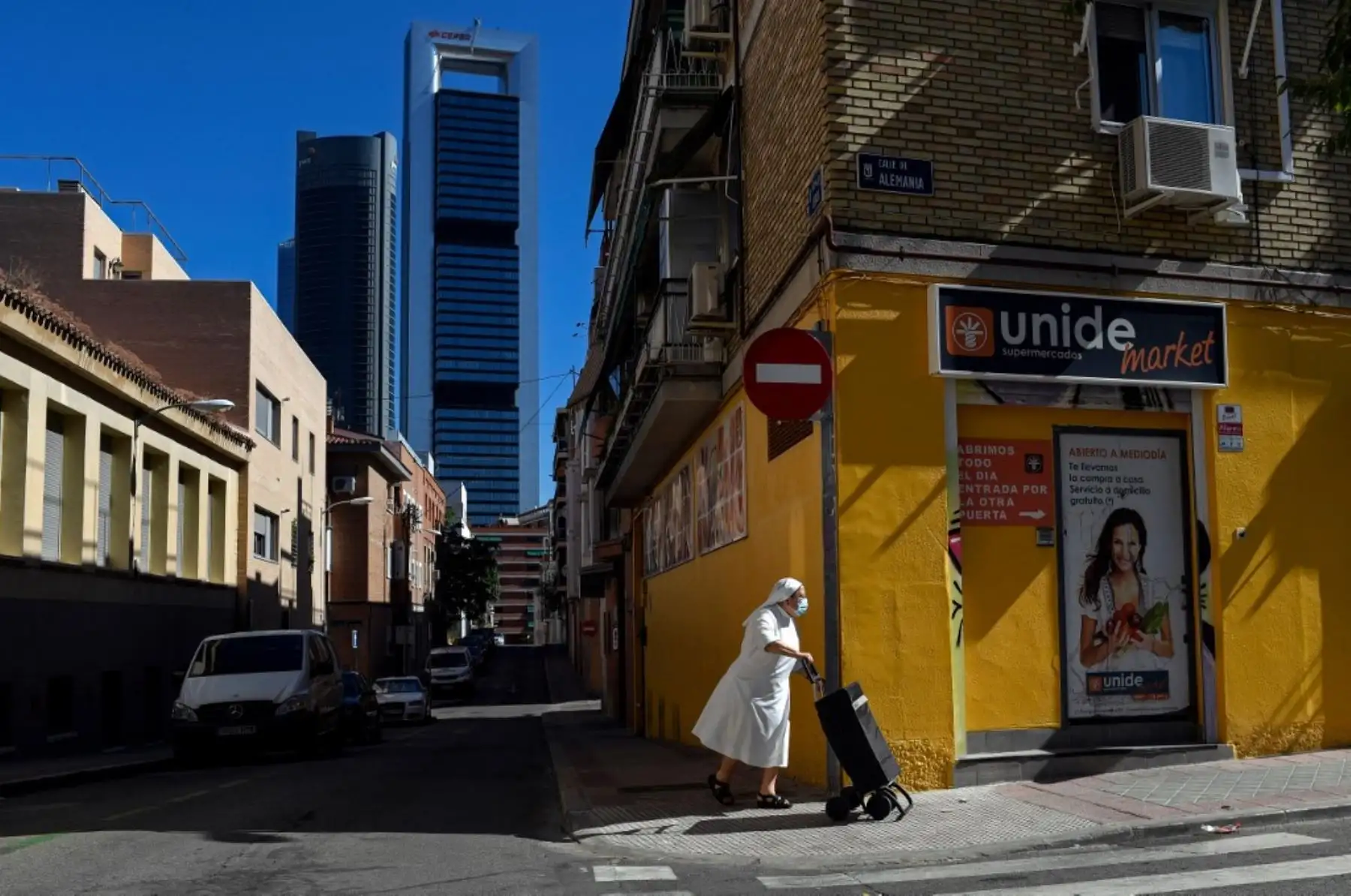 Una monja con mascarilla empuja un carrito en las afueras de Madrid. Foto: AFP