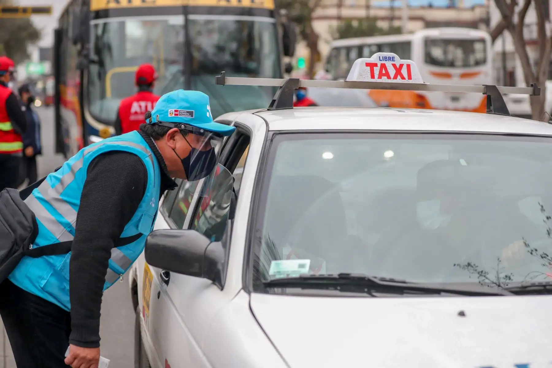 Equipo de fiscalizadores de la ATU ejecuta acciones de control al transporte urbano en el distrito de Miraflores, para fomentar el respeto a las normas de tránsito como parte de la Semana de la Educación Vial. Foto: ATU