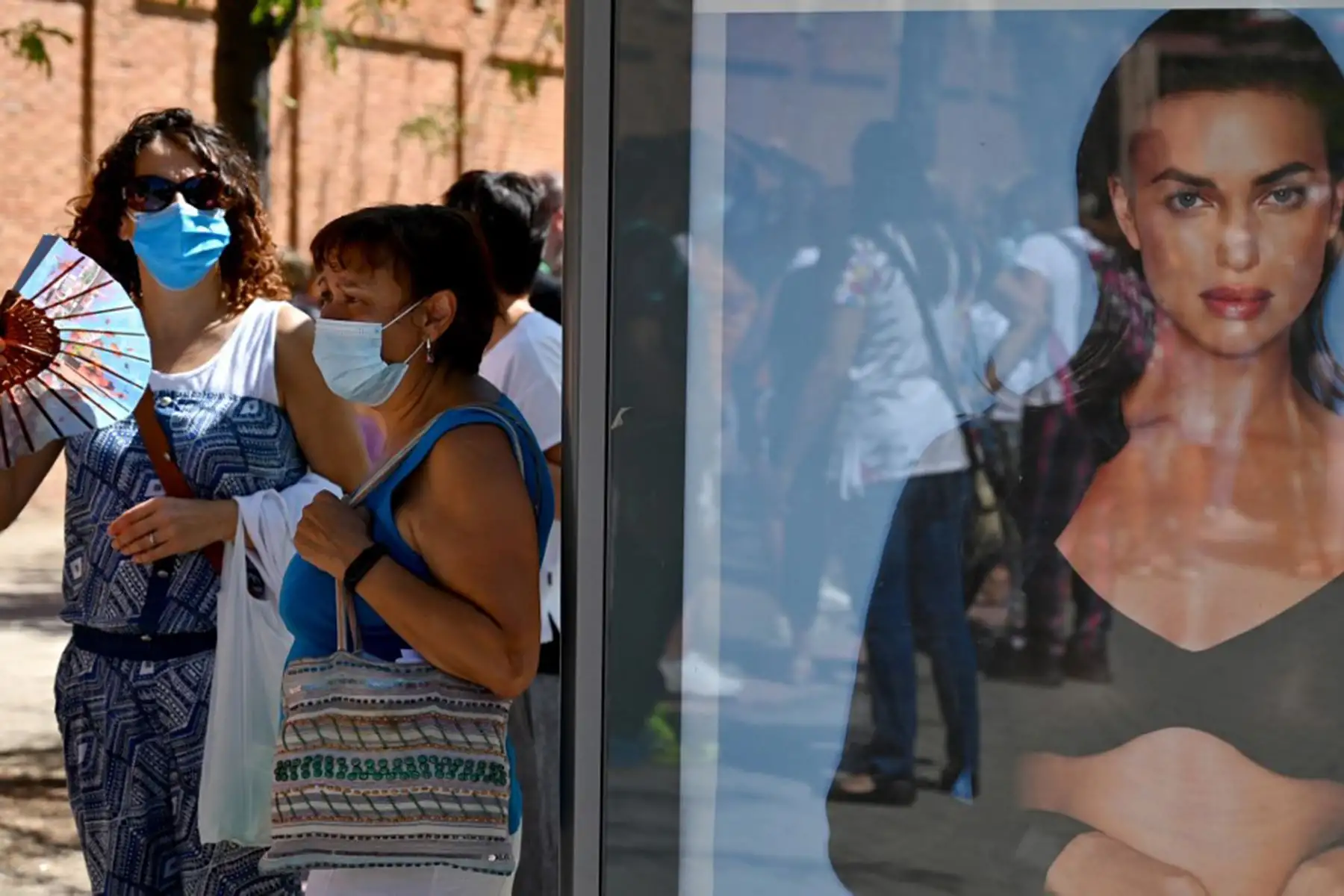 Docentes y personal no académico hacen cola para someterse a pruebas de PCR en el exterior del instituto Virgen de la Paloma, antes de la reapertura de las escuelas para un nuevo curso académico en medio de la pandemia de coronavirus, en Madrid. Foto: AFP