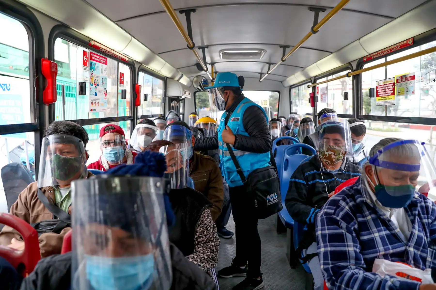 Equipo de fiscalizadores de la ATU ejecuta acciones de control al transporte urbano en el distrito de Miraflores, para fomentar el respeto a las normas de tránsito como parte de la Semana de la Educación Vial. Foto: ATU